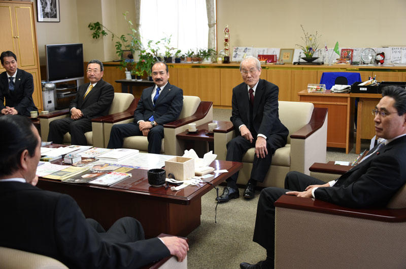 冨田市長（右端）は人間国宝の作家が焼いた茶わんを披露し、小笠原理事長、松浪理事長らと歓談