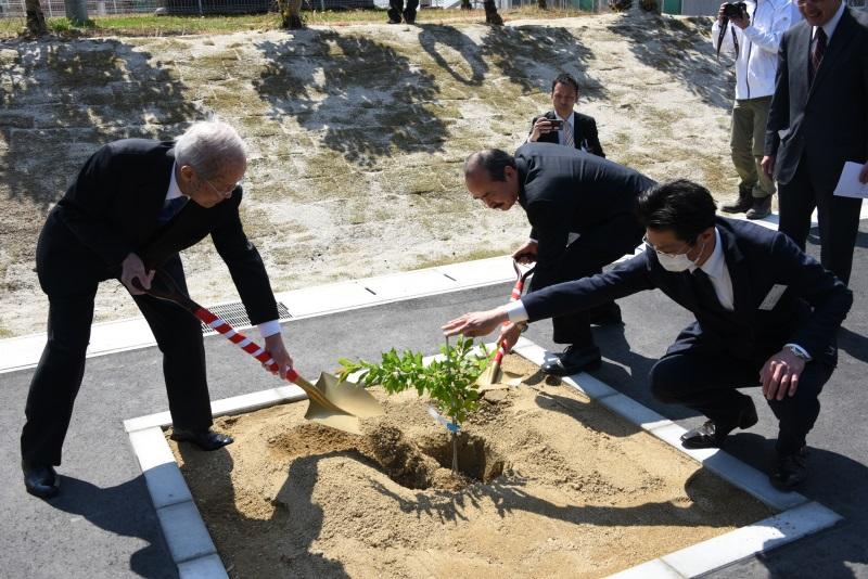 教育研究館の前で行われた植樹式