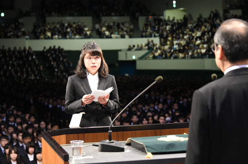 新入生宣誓をする外国語学部の船本理穂さん