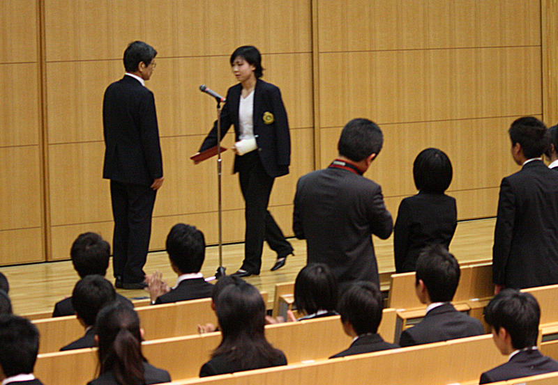 学長表彰を受ける柔道部女子キャプテンの上田さん