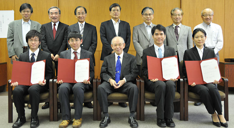 【写真】赤﨑教授との記念撮影に臨んだ「赤﨑奨学金」を贈られた4人