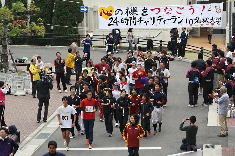 全員で最後の1周を走り終えた参加者たち