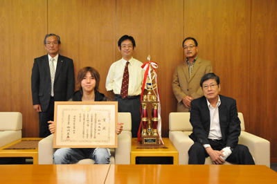 写真左下：10月27日、中根敏晴学長を表敬訪問した杉山さん