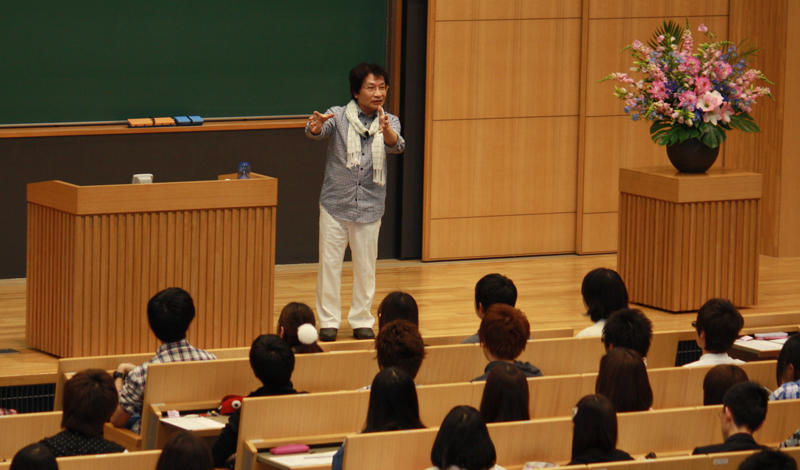 600人近い学生たちに講演する尾木さん