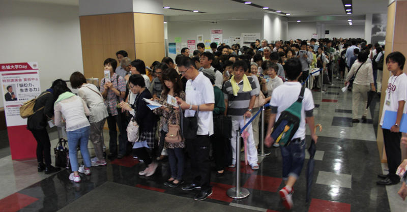 特別講演会受付場に並んで整理券配布を待つ来場者たち
