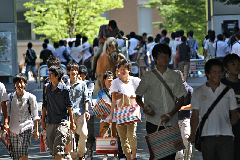 馬術部の出迎えも受けながらキャンパスを訪れた高校生たち