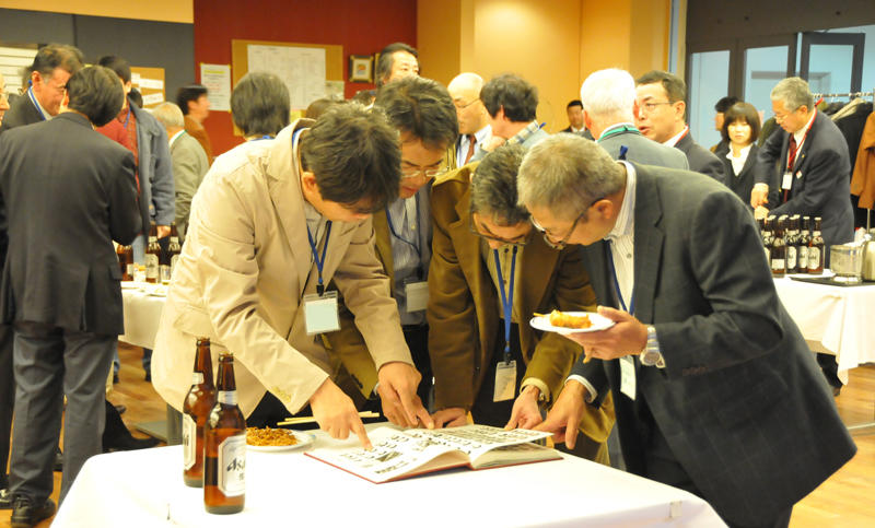 あのころは若かった 懇親会場では卒業アルバムも人気