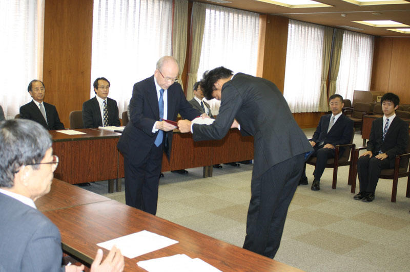赤﨑教授から奨学生決定通知書を受ける奥村さん