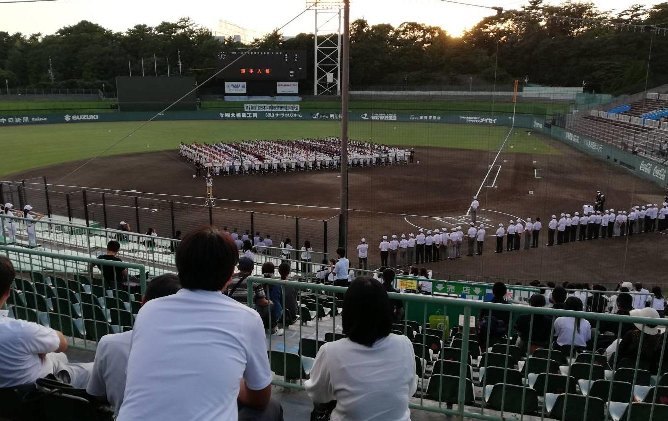 開会式に臨んだ準硬式野球部員ら