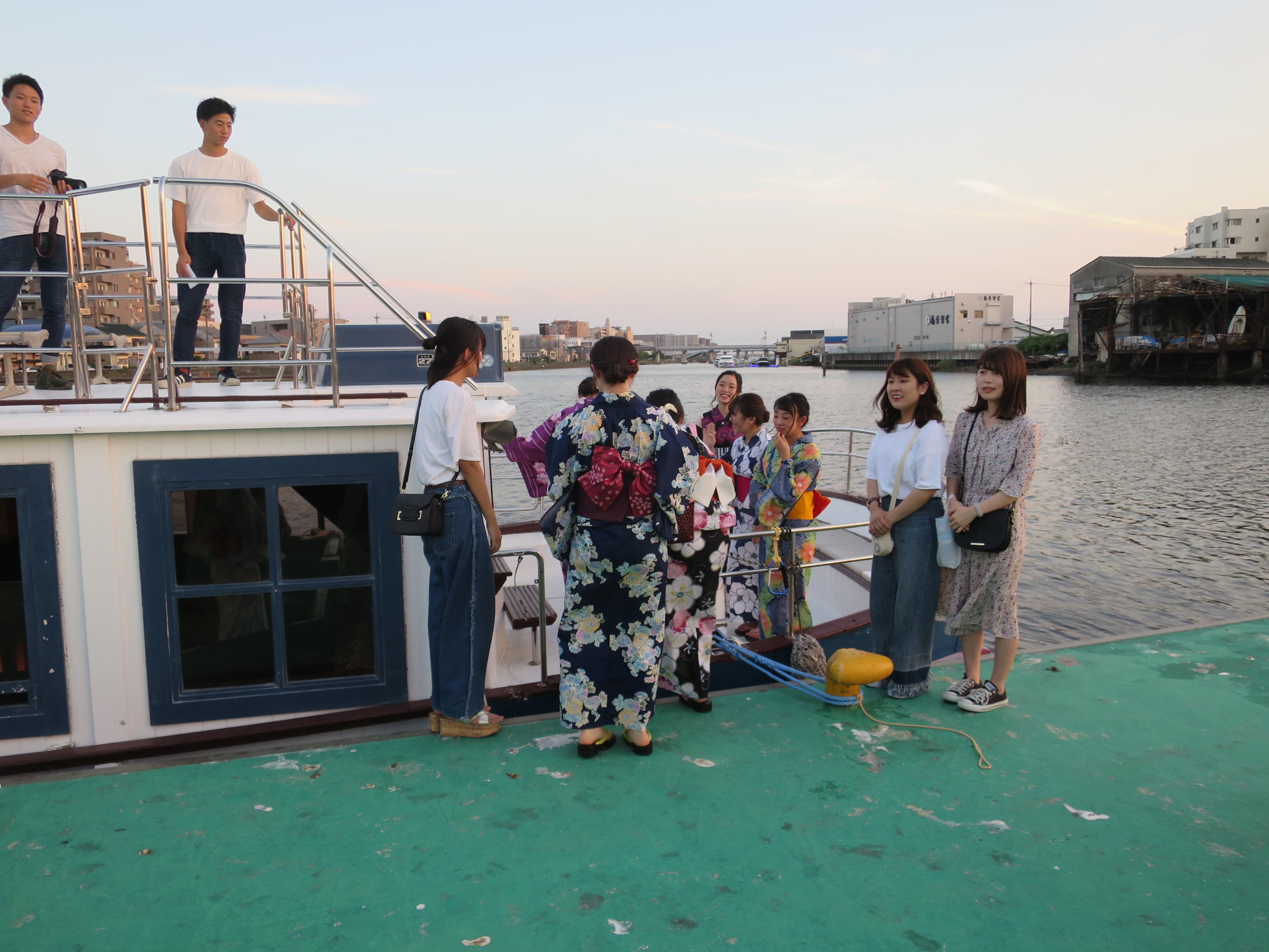 宮の渡し公園から乗船する参加者