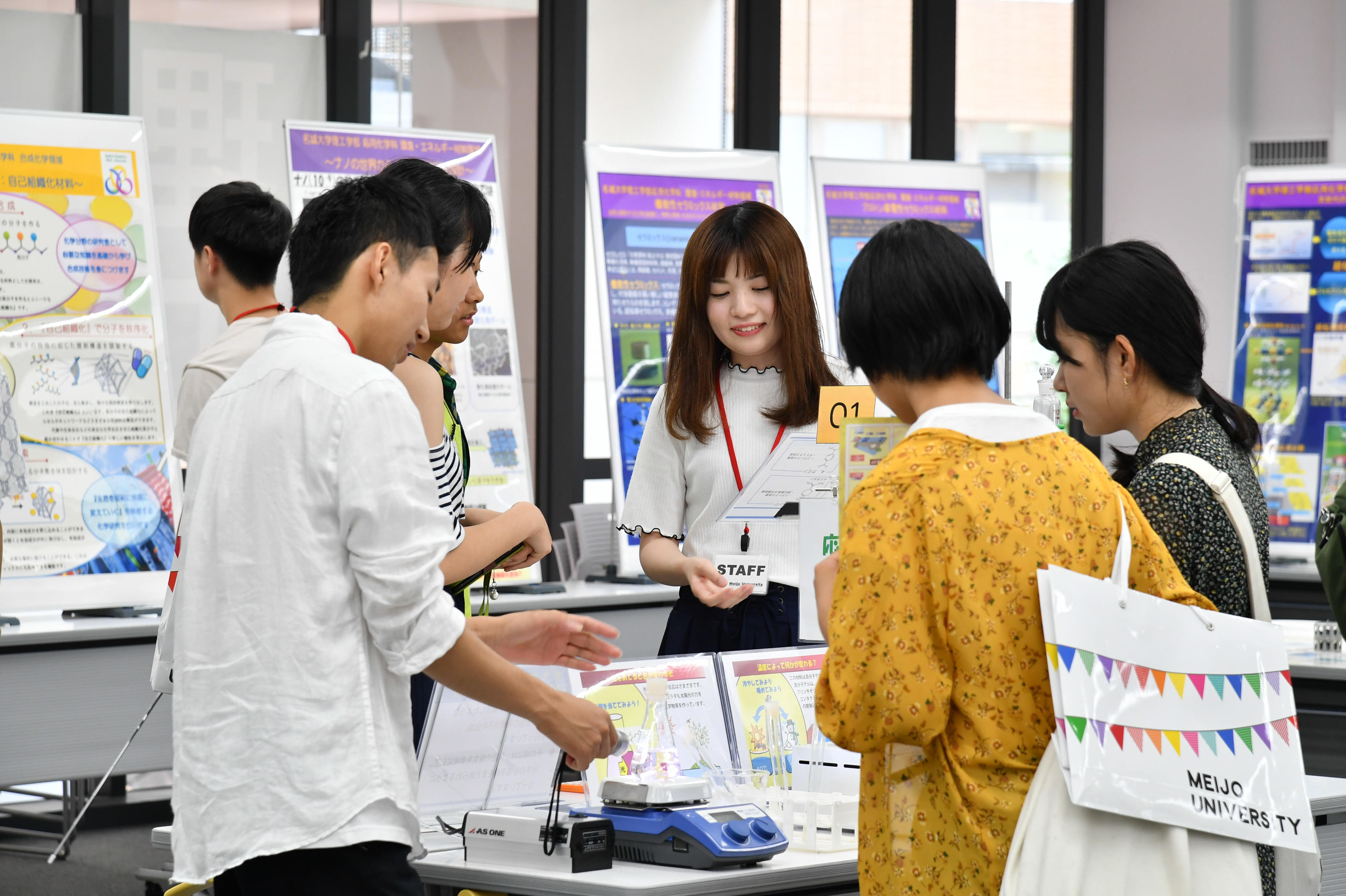 高校生へ丁寧に説明中