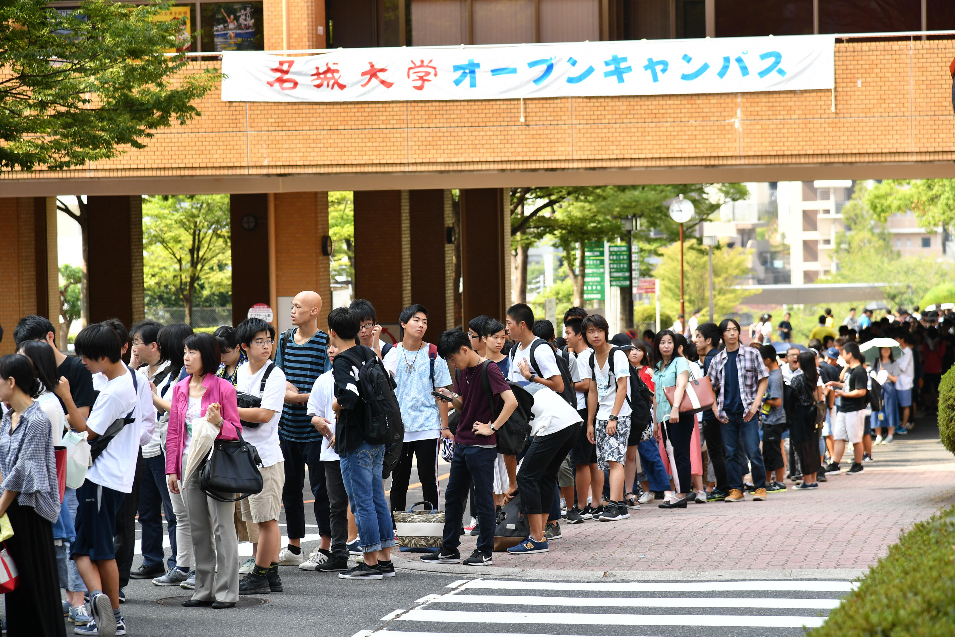 開始をまつ来場者の列