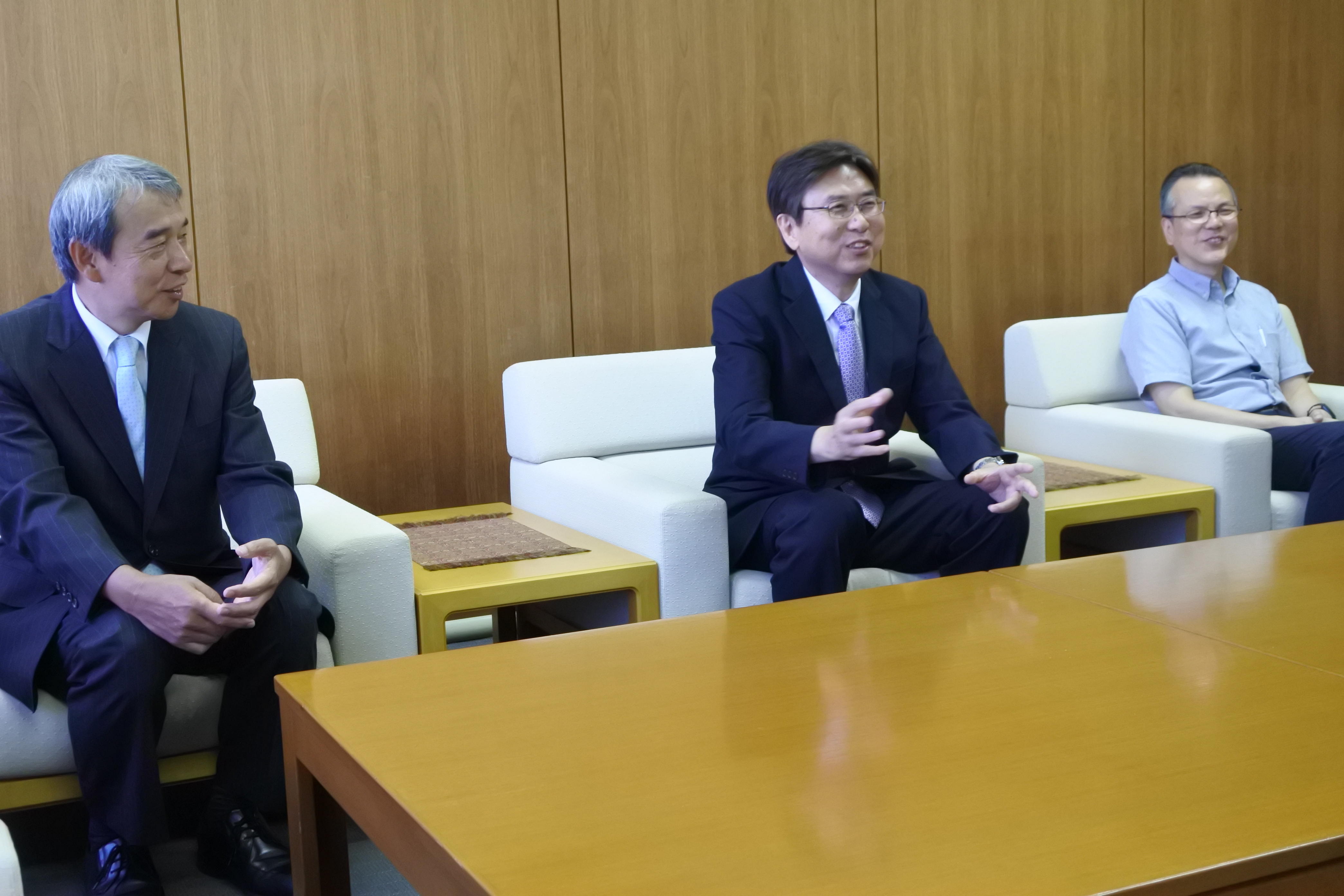 論文の概要を説明する岡村さんと、加鳥裕明研究科長(左)、楊剣鳴教授(右)