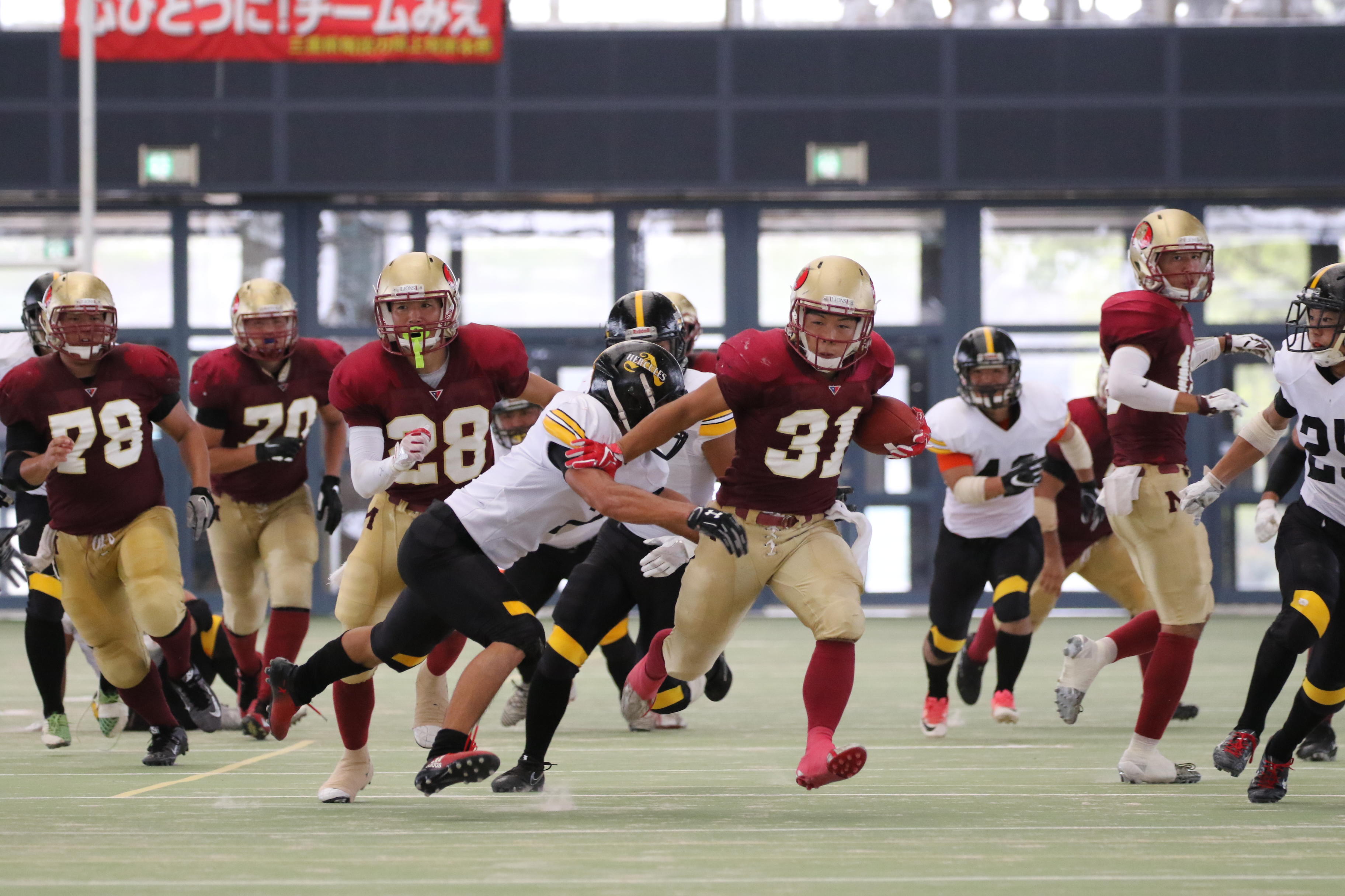 中央を突破でロングゲインの齋藤晋一郎選手(法学部4年)=中央