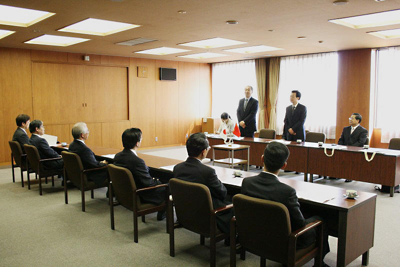 訪問のあいさつに立つ周学長（右）と潘日本語学部長（左）