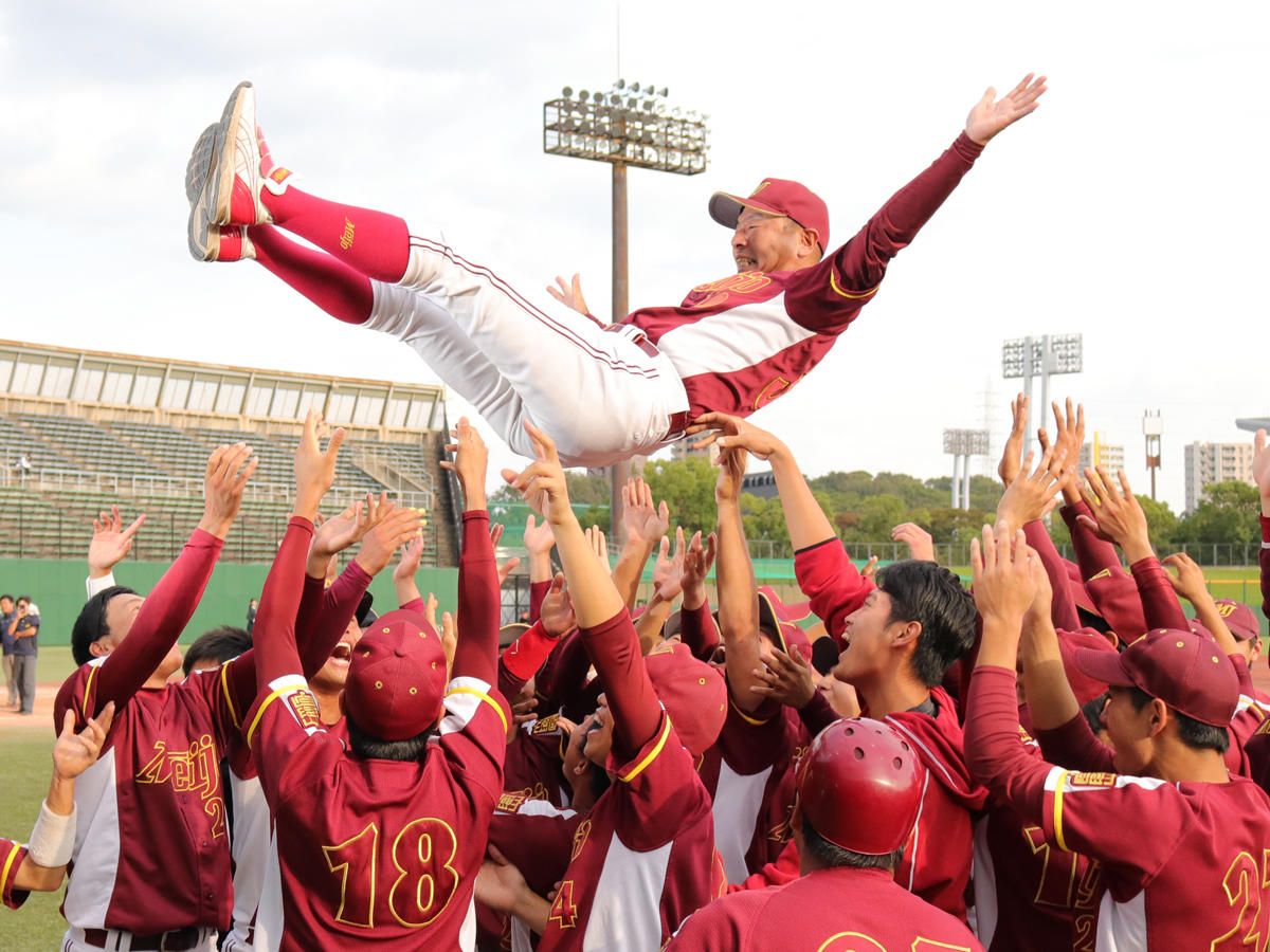 胴上げされる安江監督