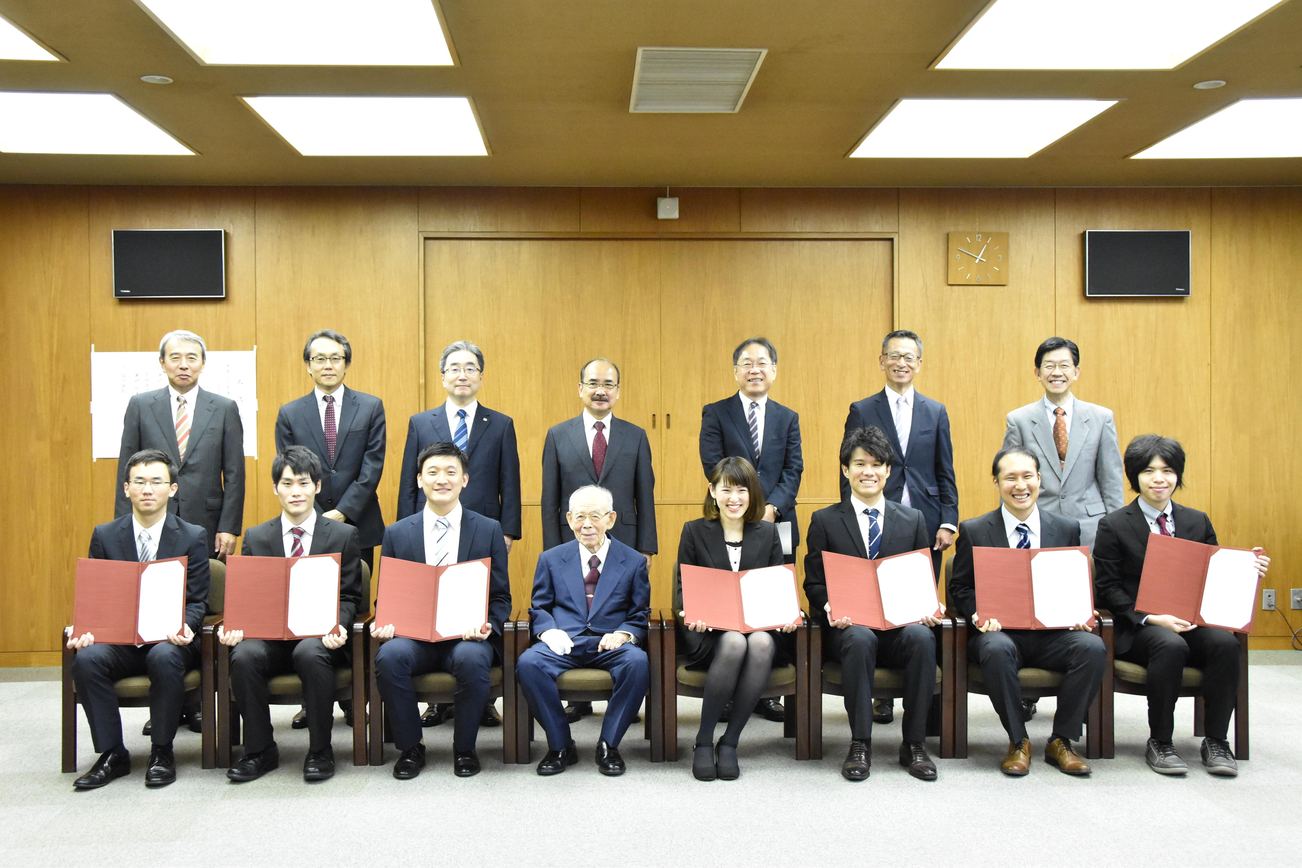 (前列左から）中村さん、近藤さん、リュウさん、赤﨑終身教授、内田さん、柘植さん、伊藤さん、山下さん