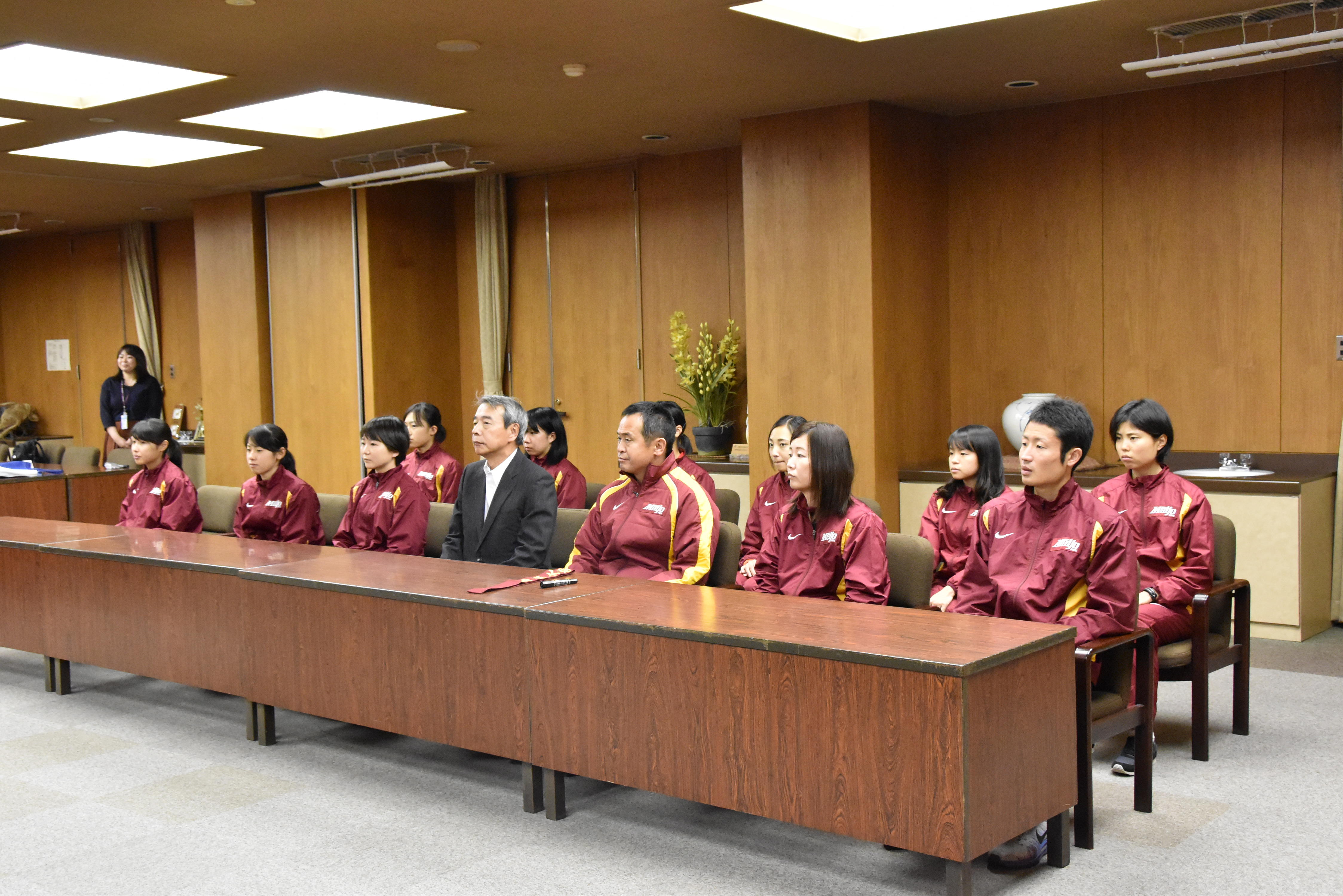 出場報告をする女子駅伝部