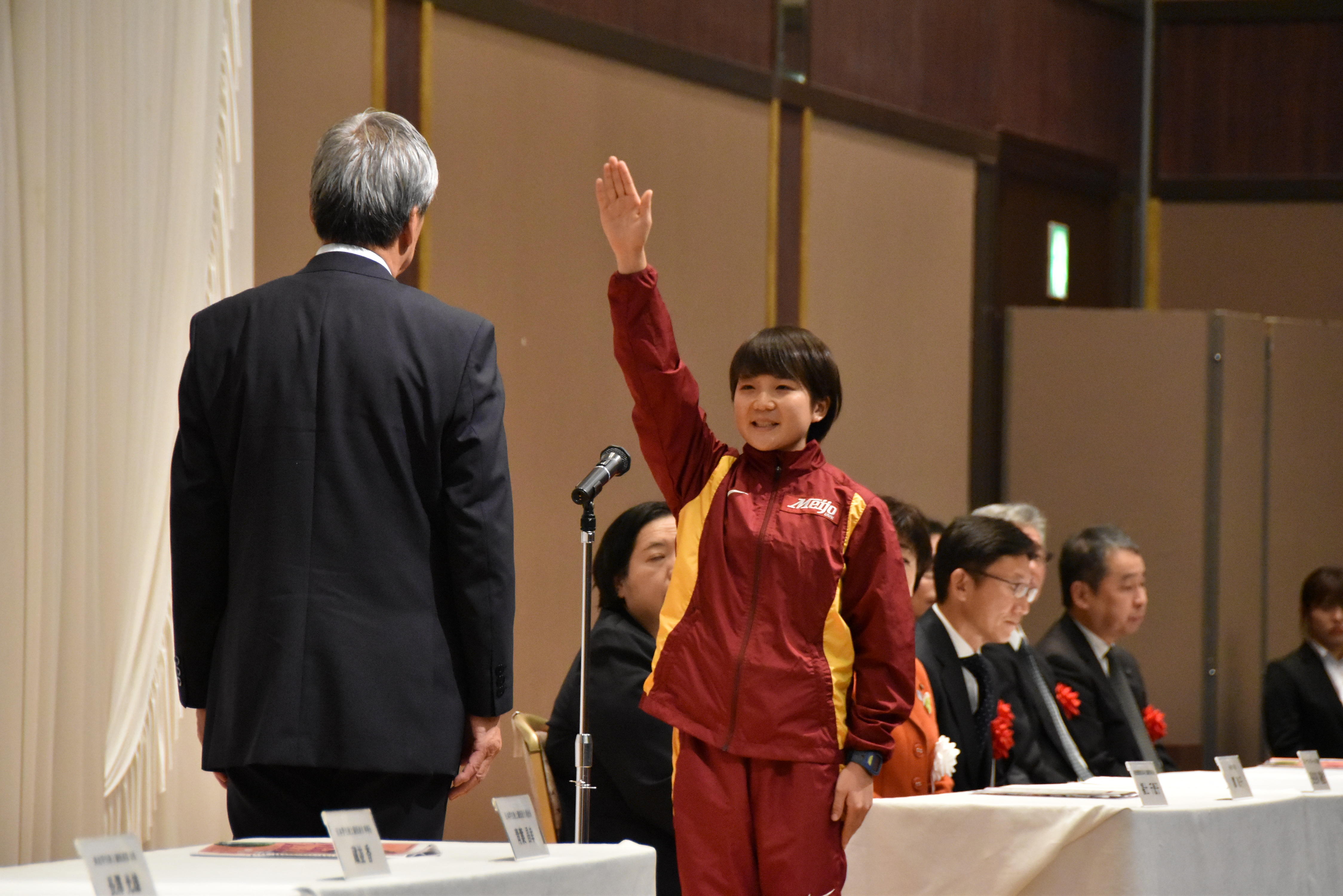 選手宣誓する青木主将