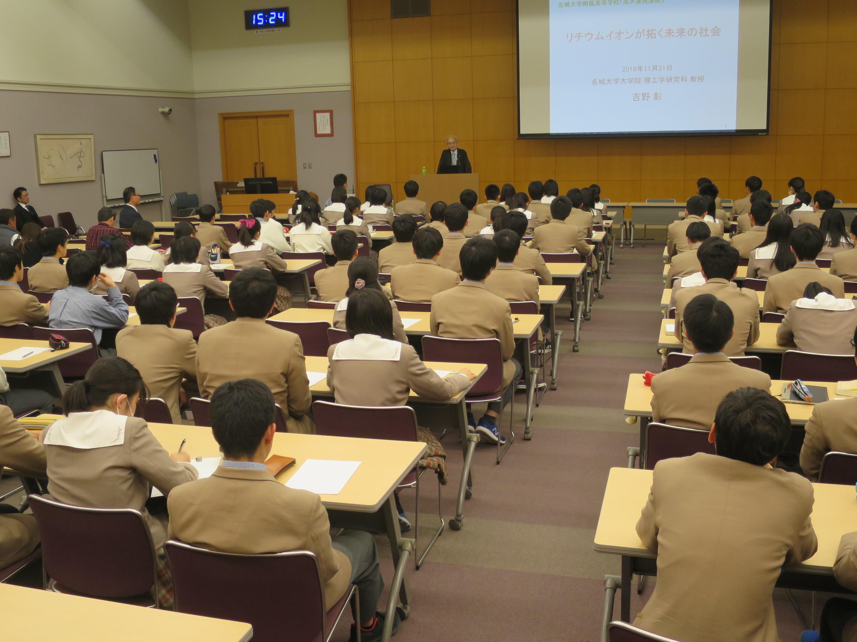 附属高校生を相手に講演する吉野彰教授