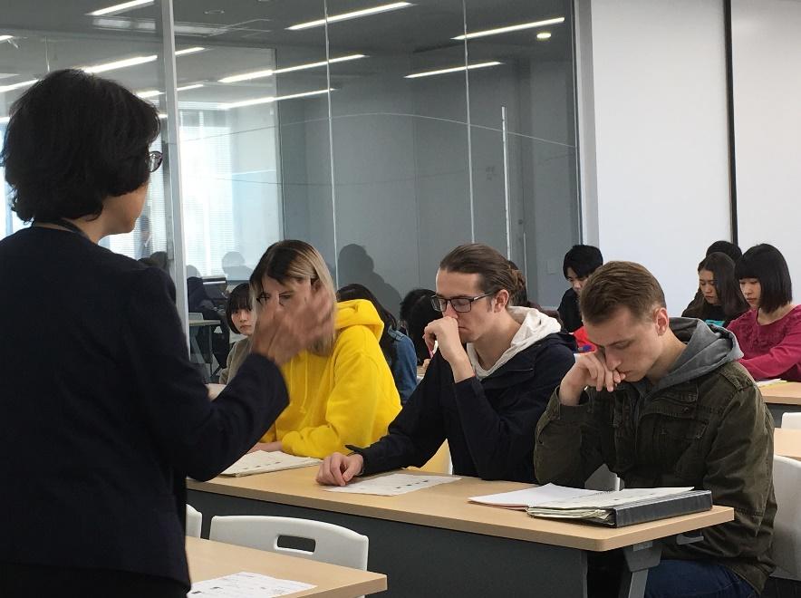 前列に陣取り、真剣に「日本のツーリズム」の授業を受ける留学生たち