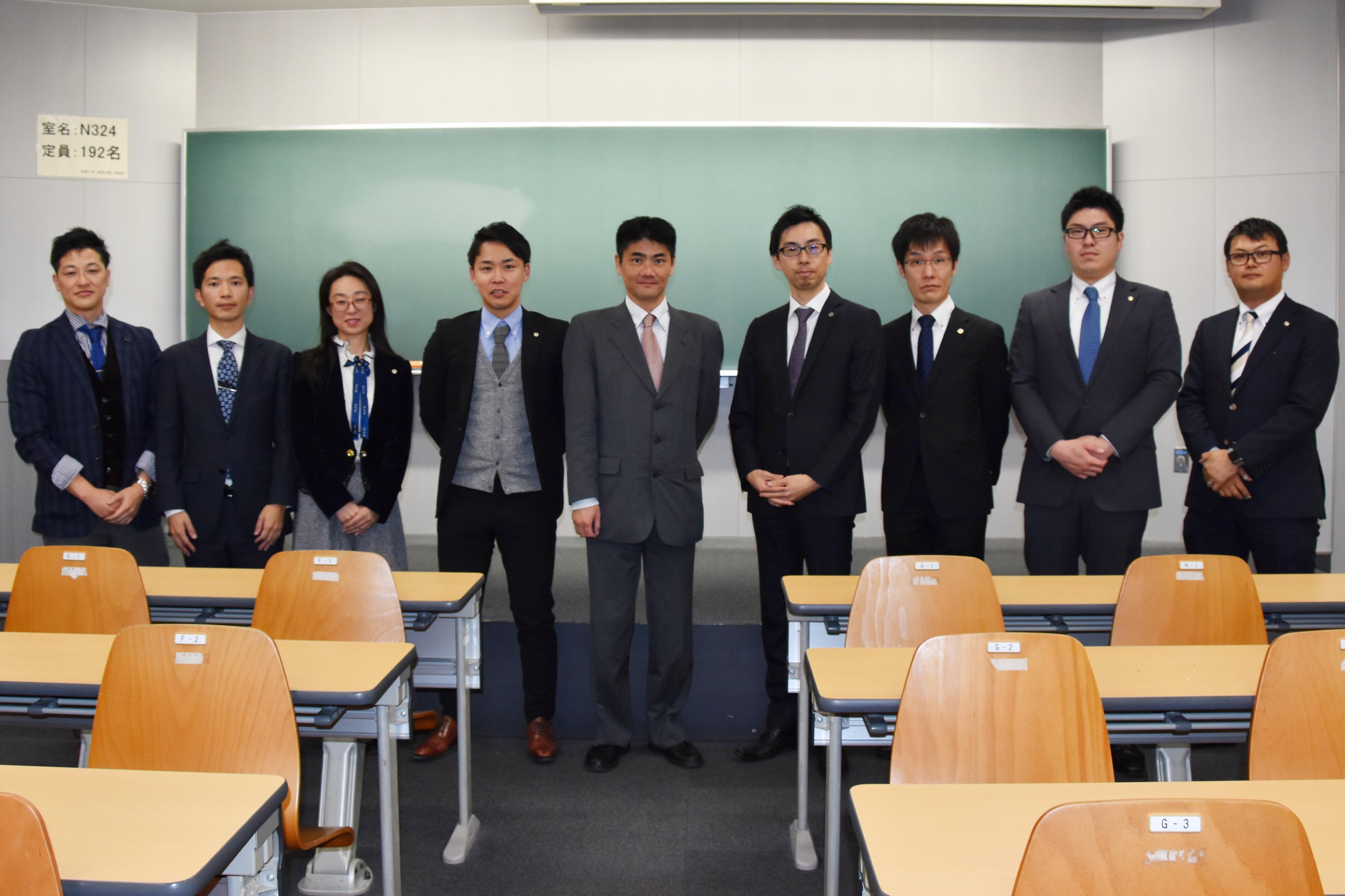 セミナー終了後に講師の税理士らと写真に納まる伊川教授（左から5人目）