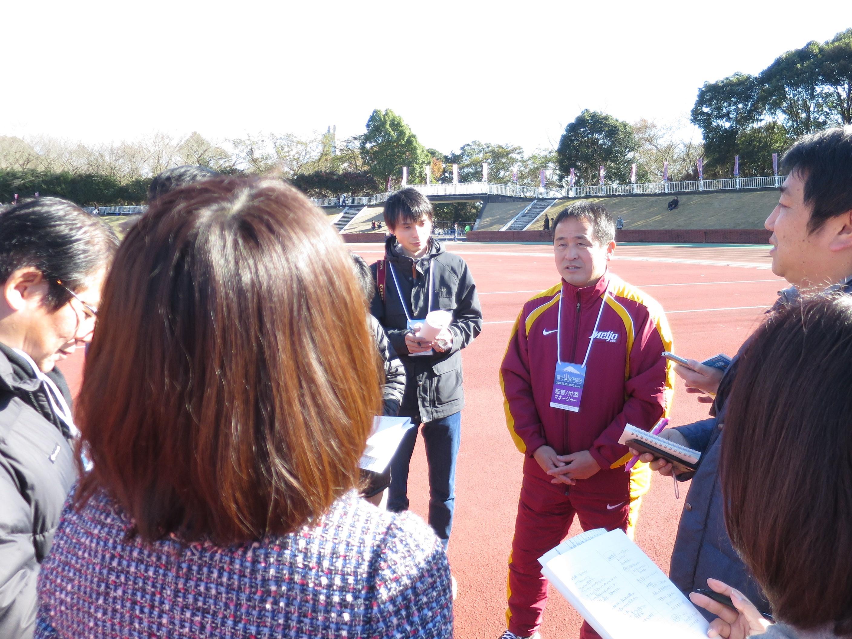 高橋尚子さん（手前）や記者のインタビューを受ける米田監督