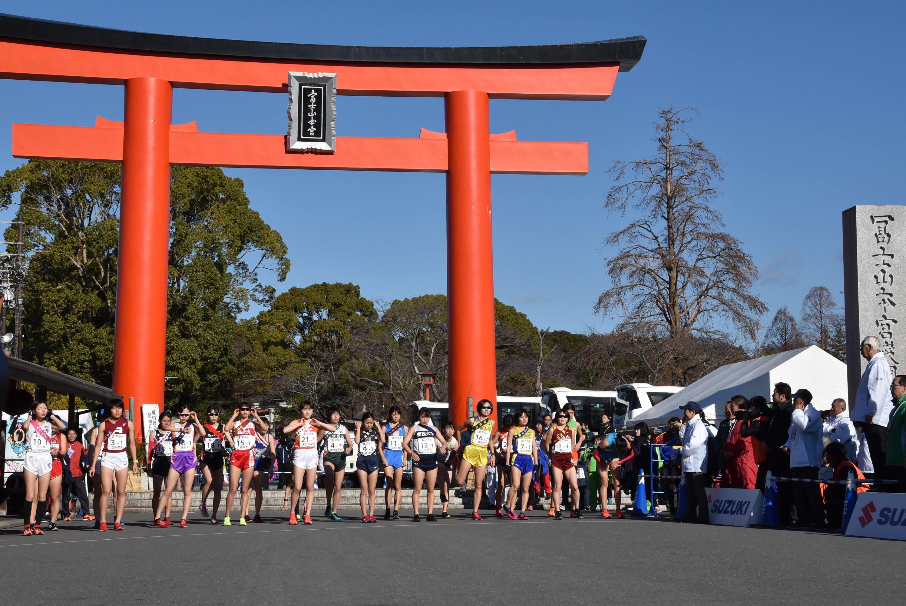 快晴の下、スタートラインに並ぶ選手たち