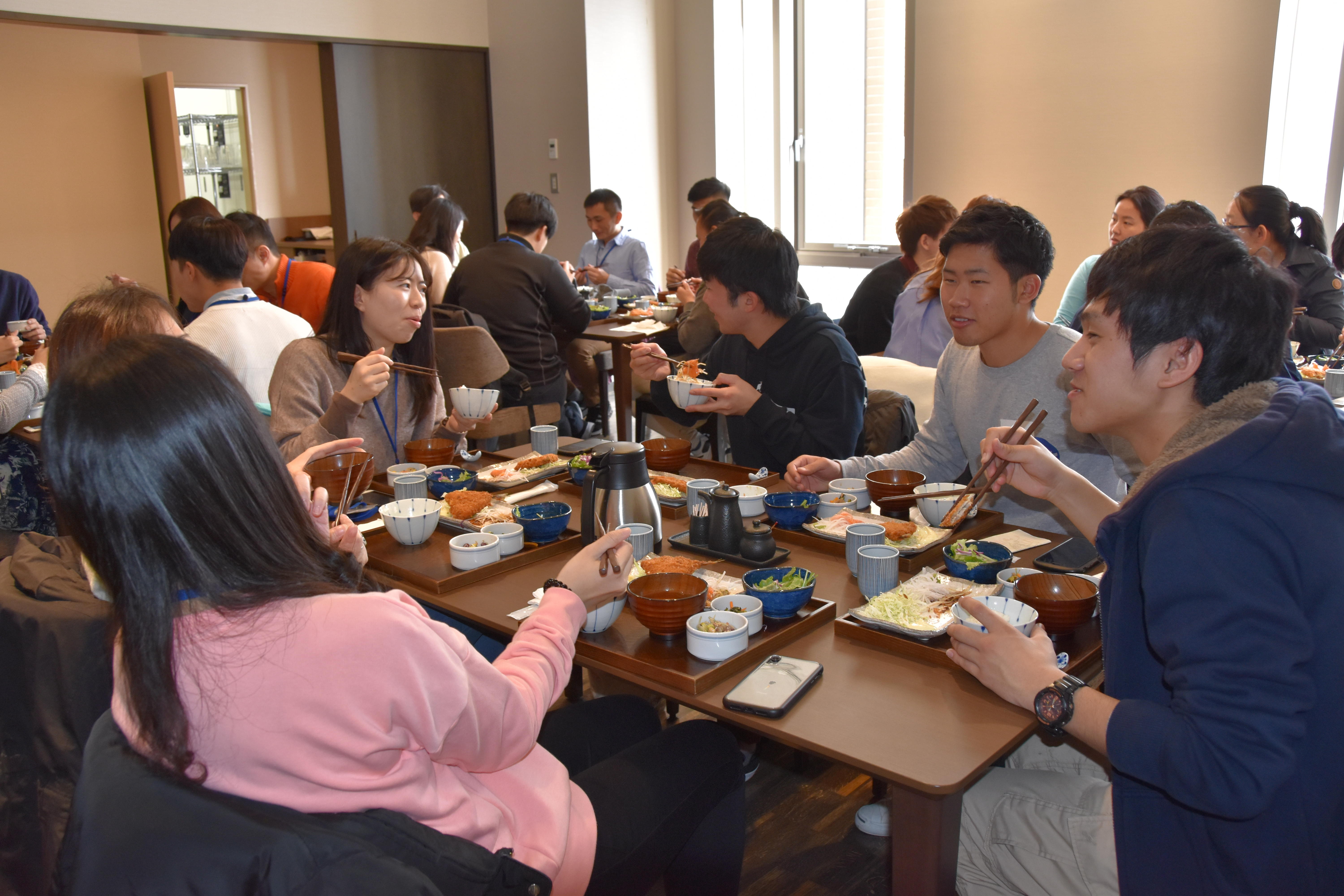 昼食を取りながらの懇親会