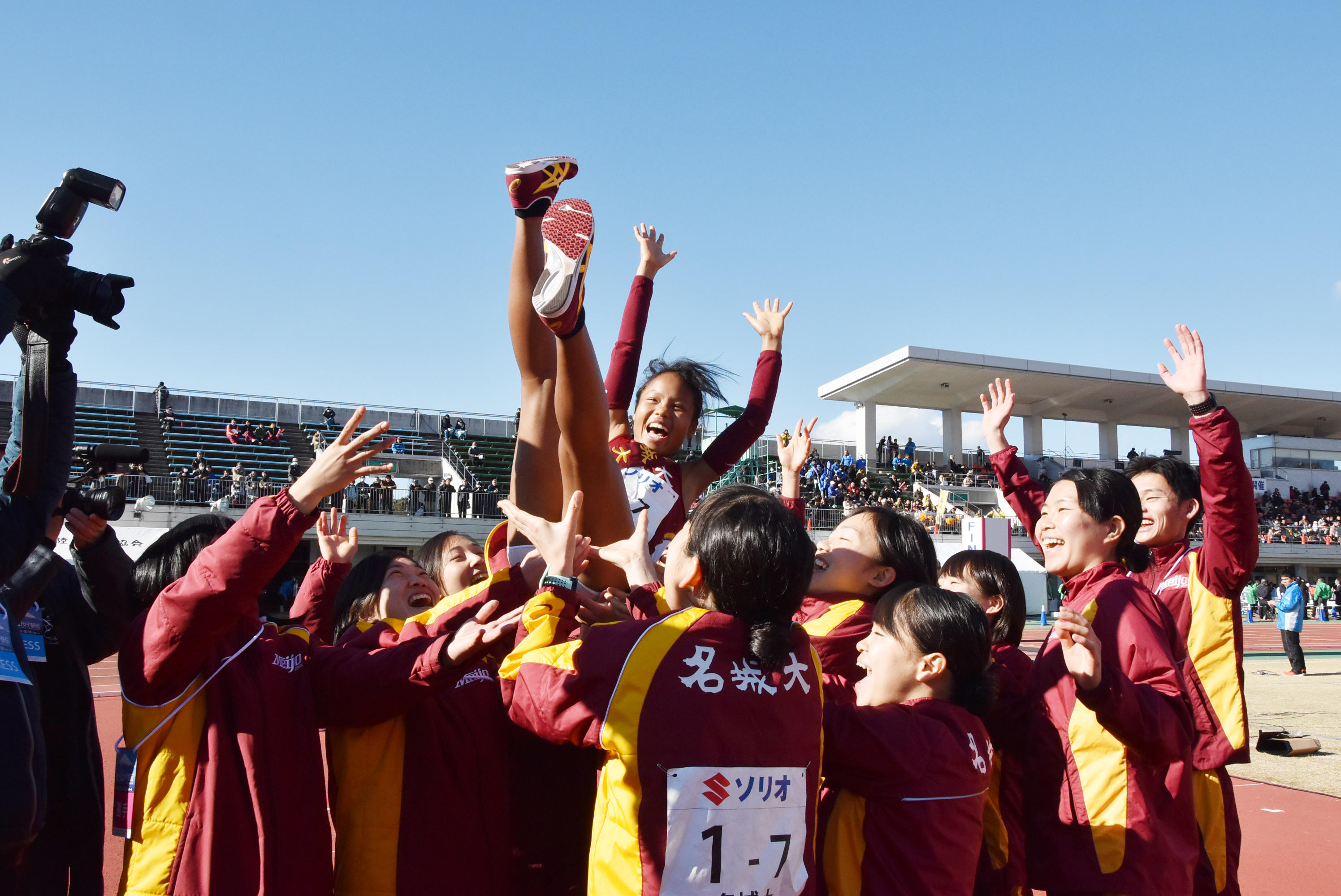 ゴールテープを切った髙松選手が胴上げ一番乗り