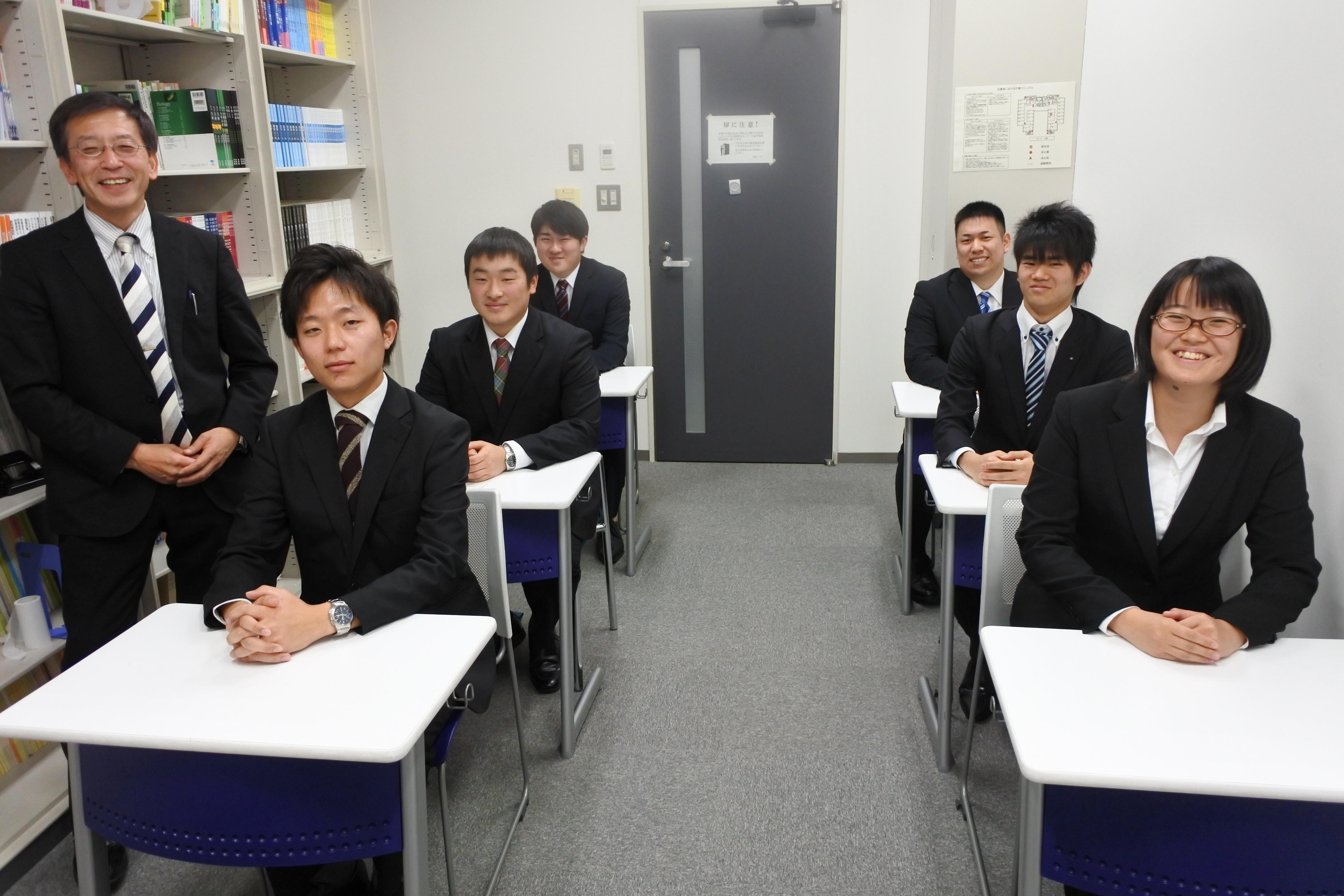 天白キャンパス・タワー75の教職学習室に集まった(右から)村田さん、鳥居さん、谷下さん、榊原有吾さん、三尾さん、榊原伶兼さん、曽山教授