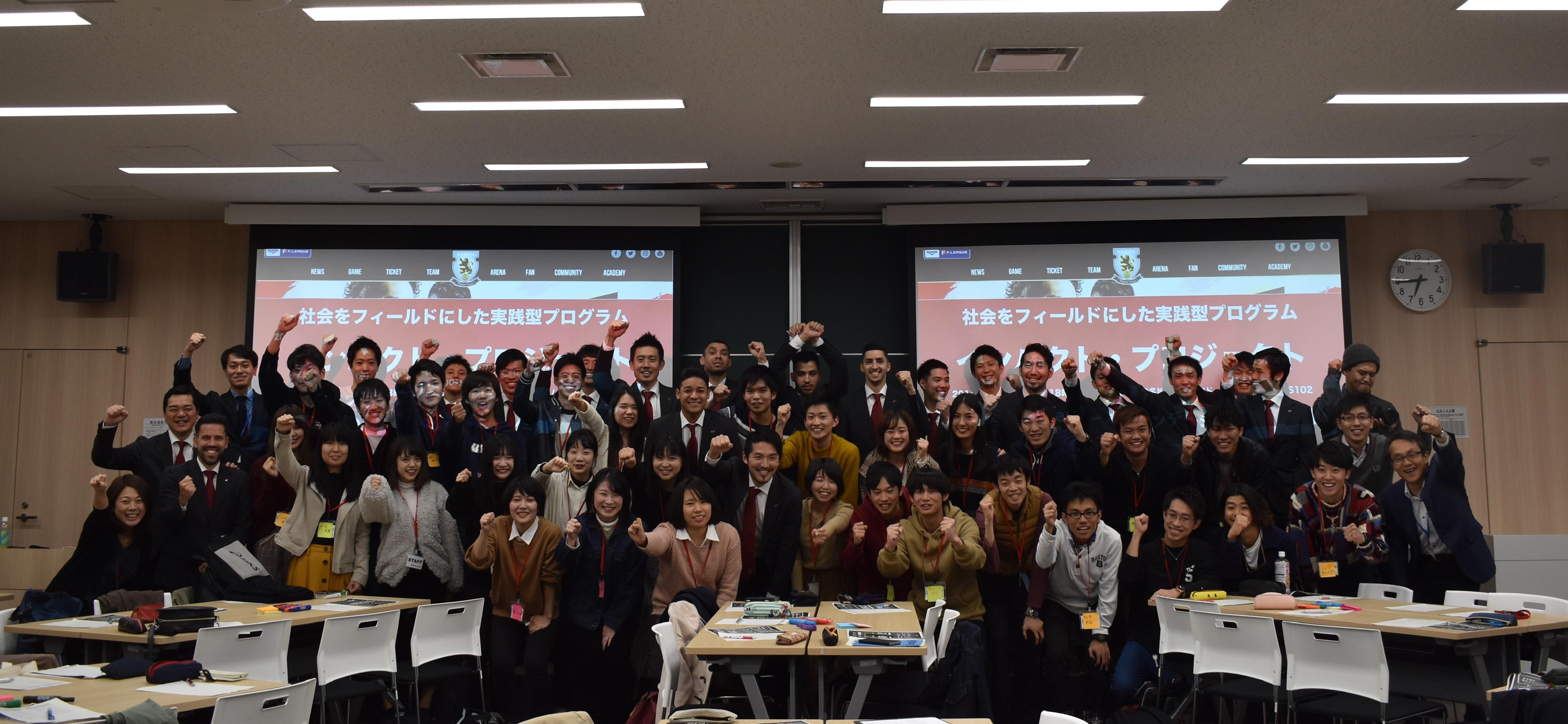 集合写真に納まるナゴヤドーム前キャンパス３学部の学生ら