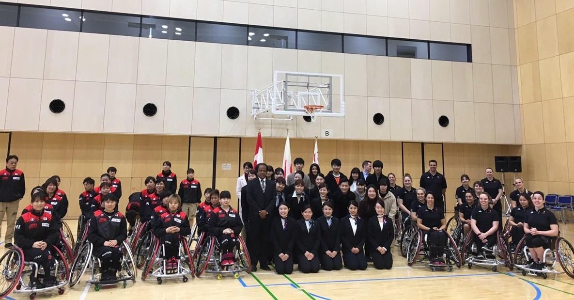 カナダ女子代表チームと日本女子代表チームと学生スタッフ