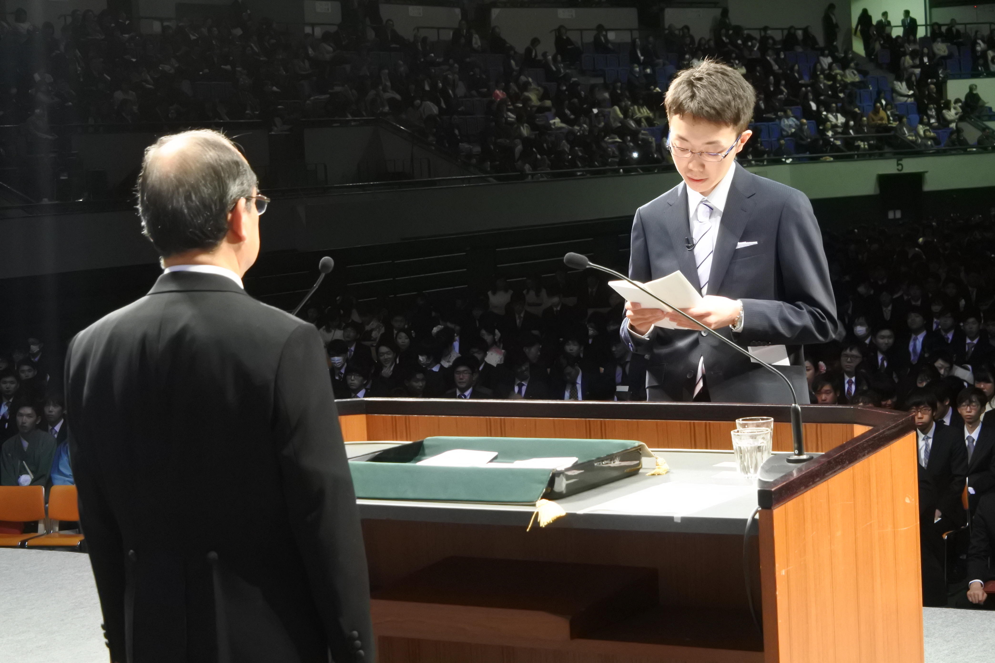 吉久光一学長に向かって答辞を読み上げる法学部法学科の保木翔太さん