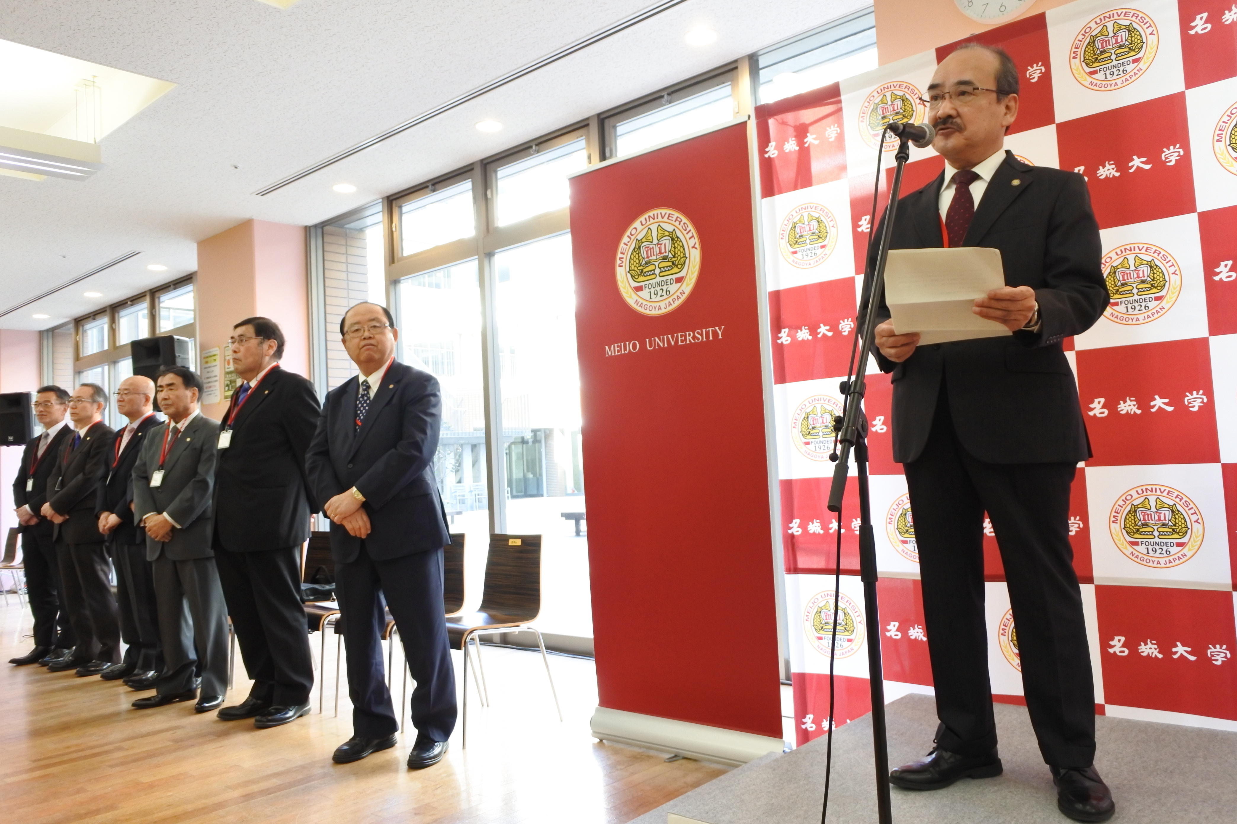 開会あいさつで大学のトピックスを紹介する吉久光一学長(右端)