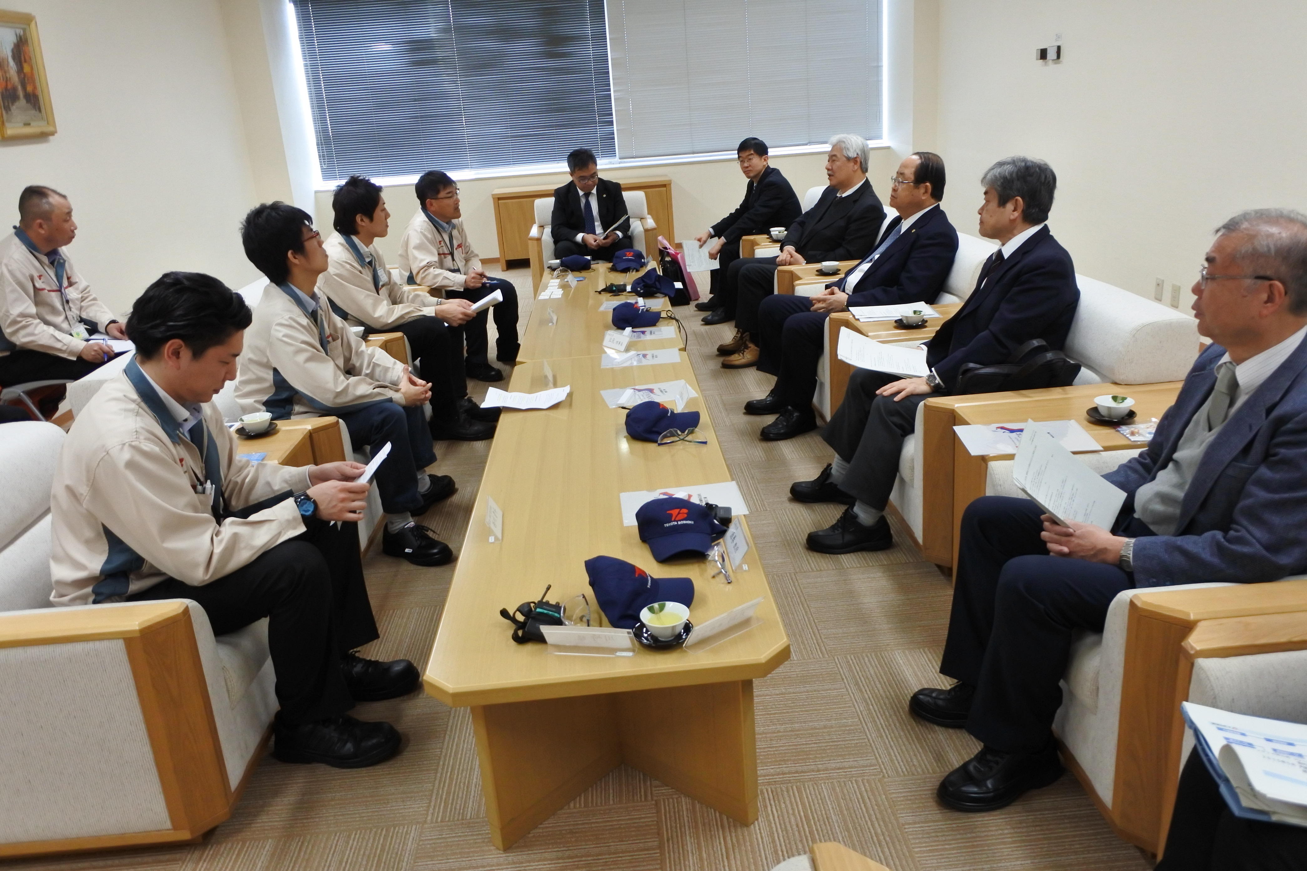 立花理事長らと懇談する若手社員たち