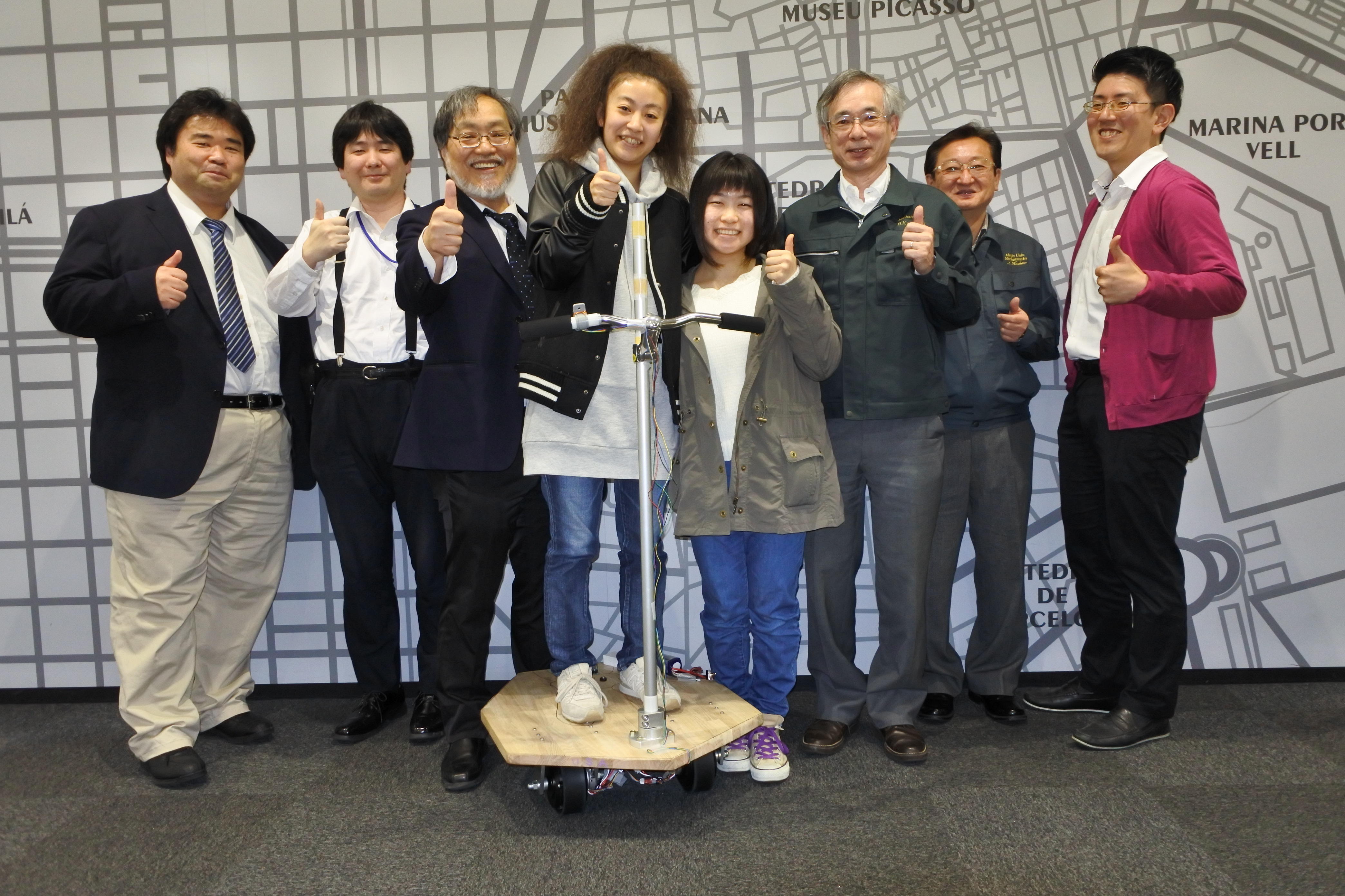 完成披露会で記念撮影。（左から3人目から右に）福田教授、鈴木さん、井上さん、黒丸特任講師）