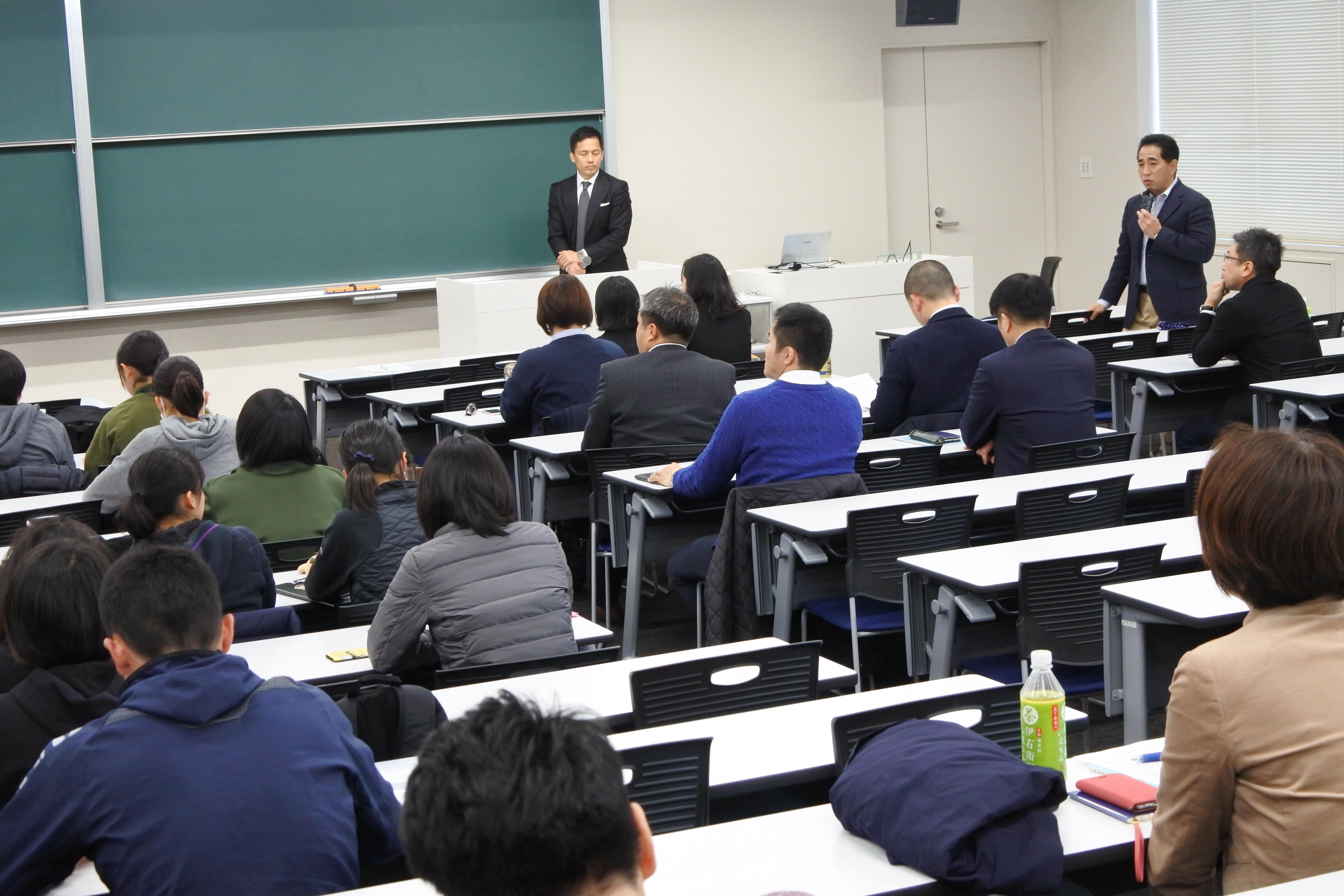 野村さんの報告にコメントする梅田孝教授