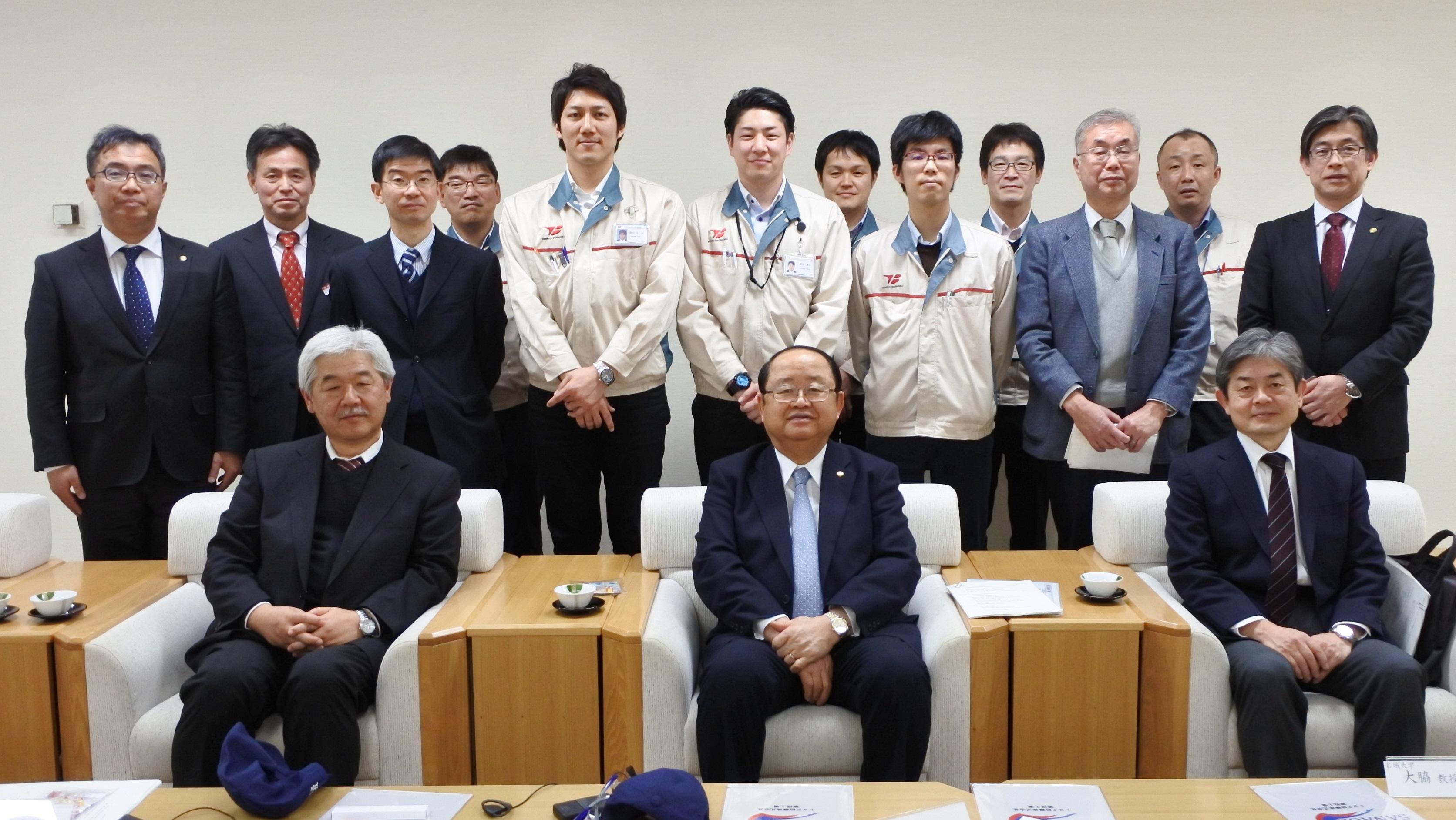 記念写真に納まる本学関係者とトヨタ紡織関係者