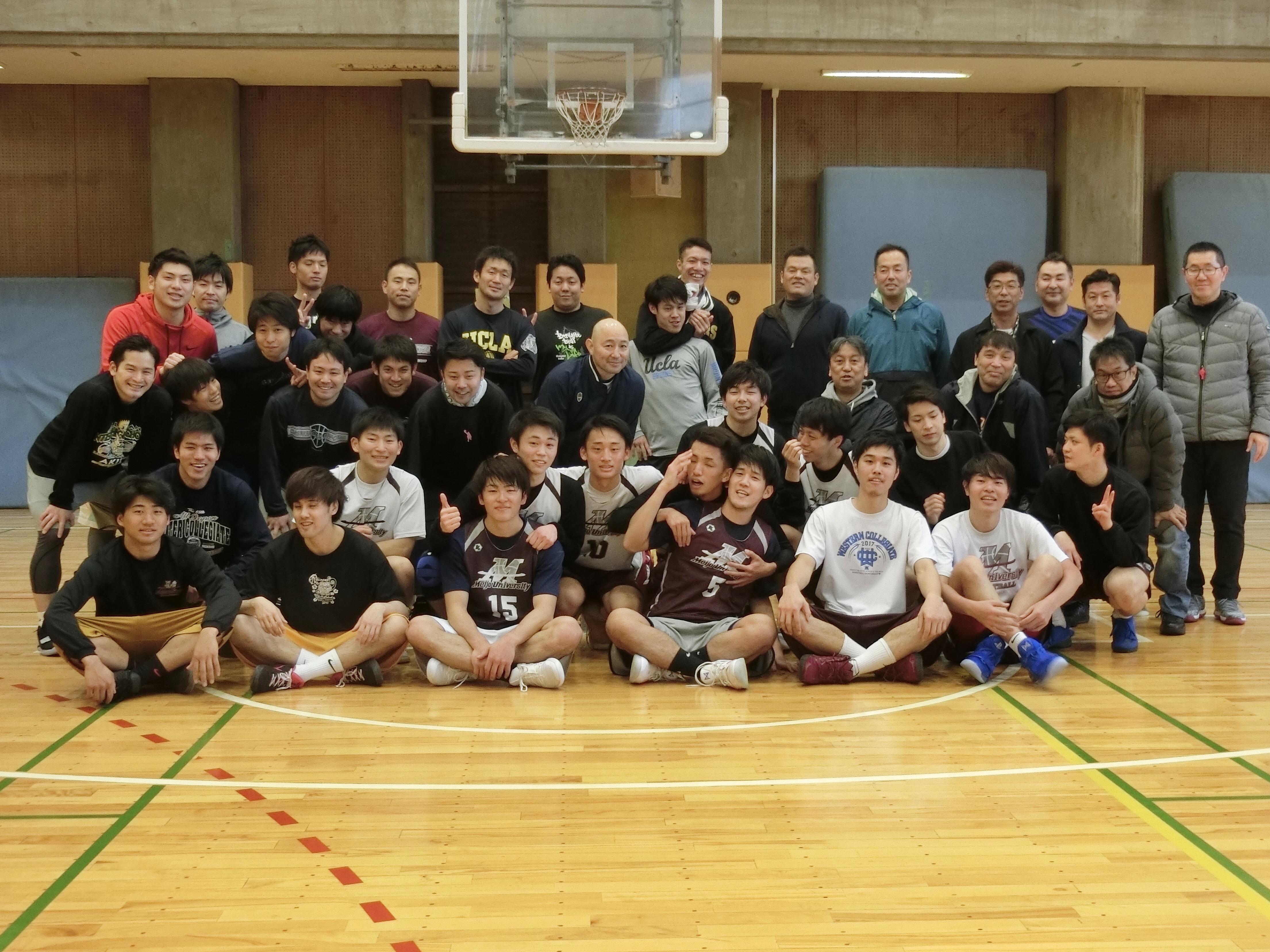 記念写真に納まるバスケットボール部の卒業生と在学生