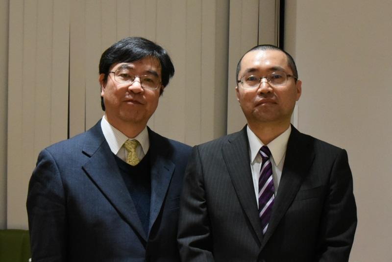 合格者の加藤さん（右）と近藤法学部長