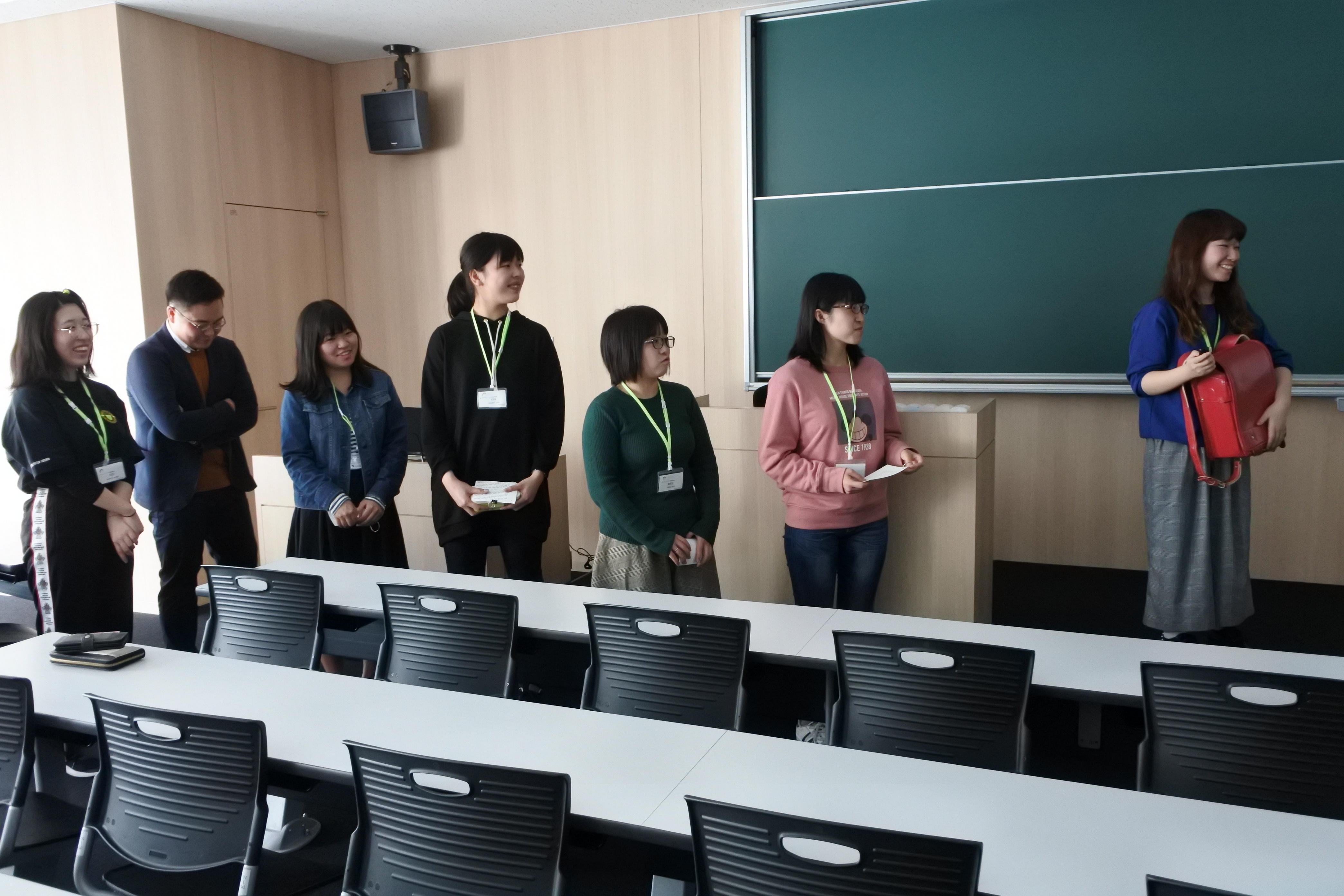日本文化紹介のプレゼンテーションの前半グループ