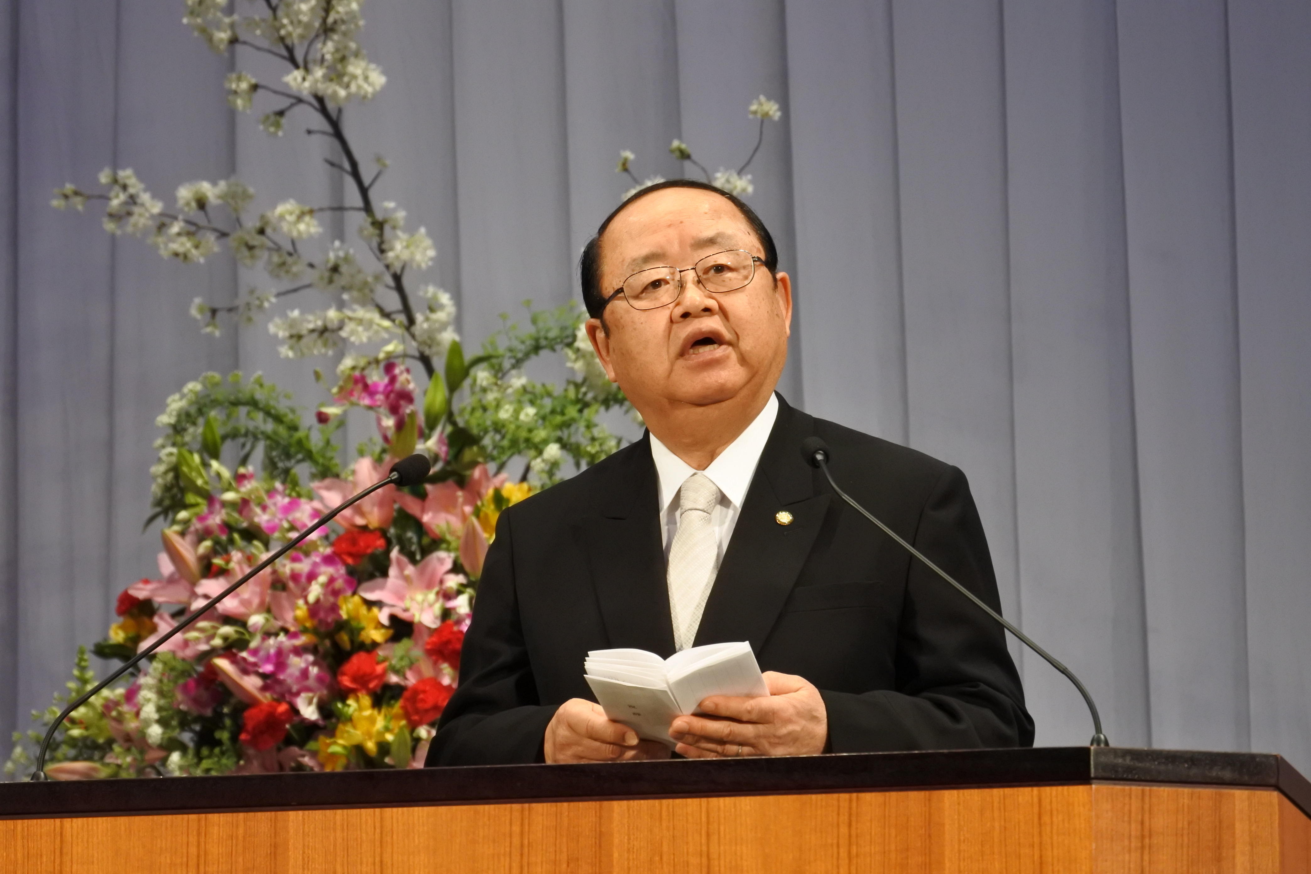 祝辞を贈る立花貞司理事長