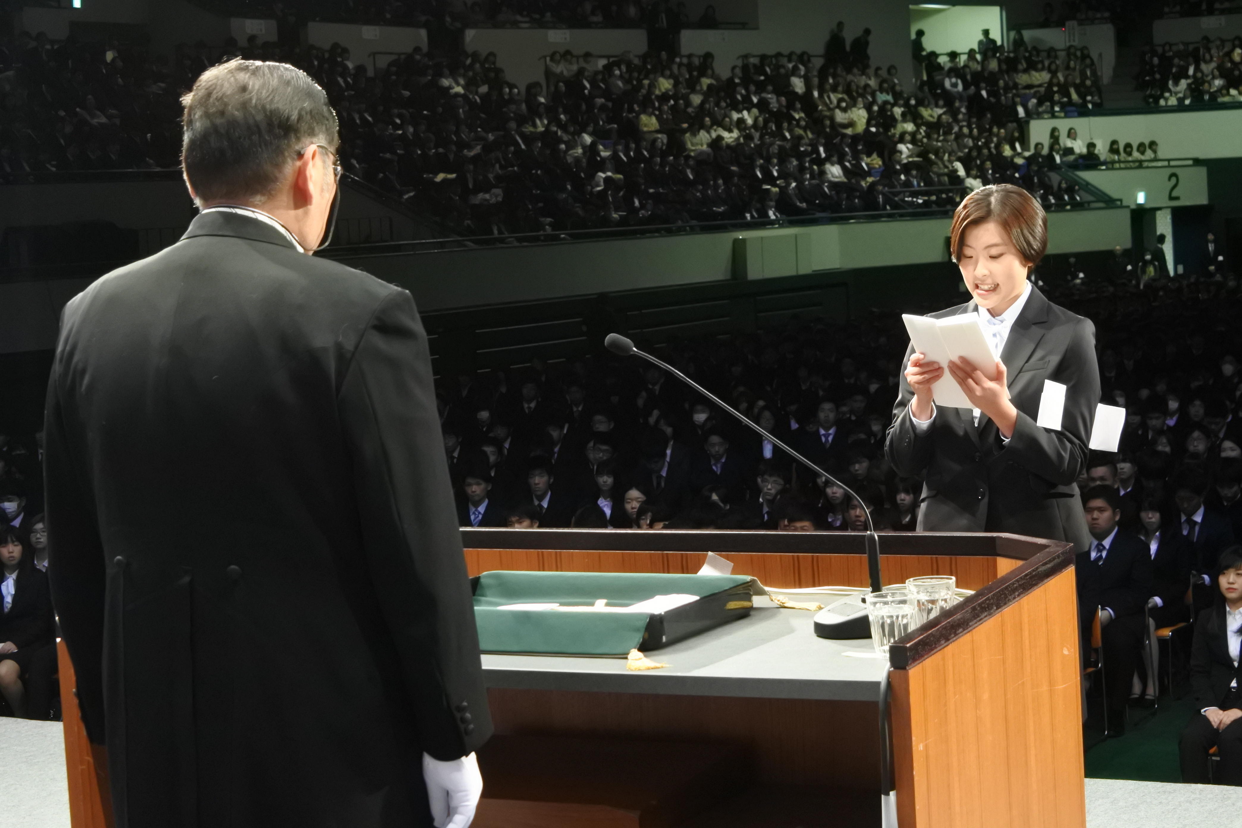 新入生宣誓を読み上げる成田千夏さん