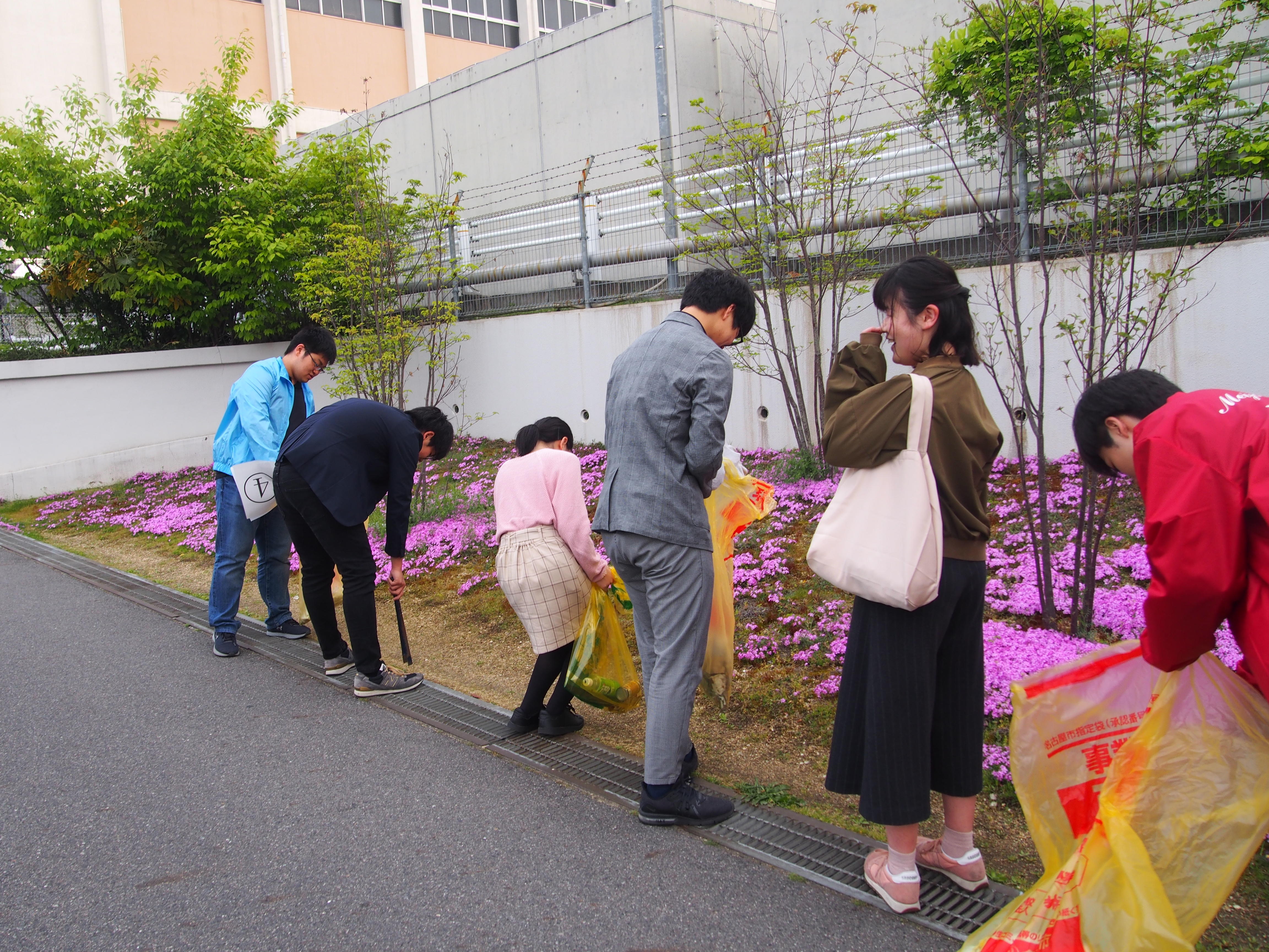 グループに分かれ八事キャンパスの周りも清掃