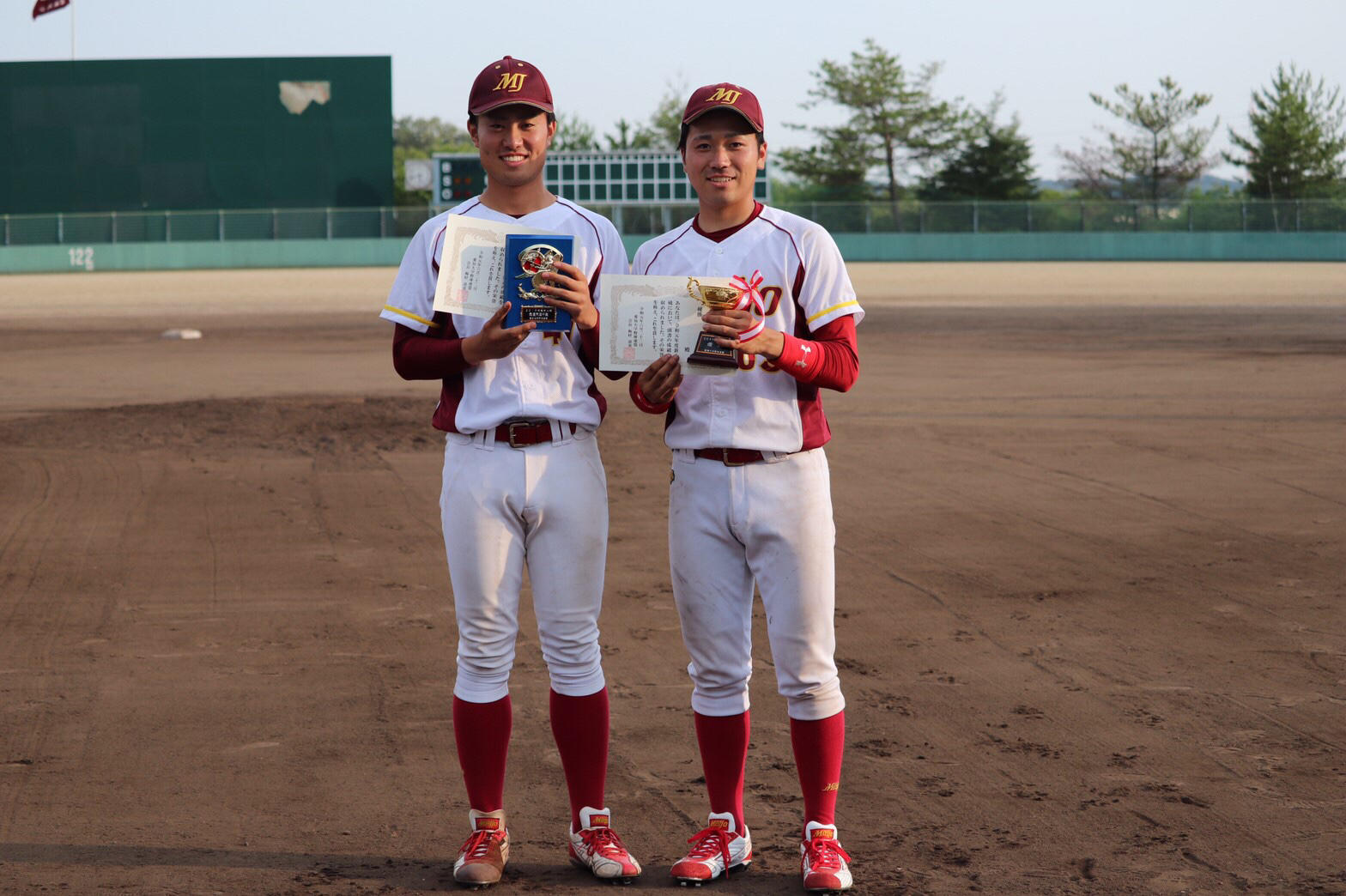 左から伊藤智紀選手（人間学部2年）と坂上翼紗選手（都市情報学部2年）