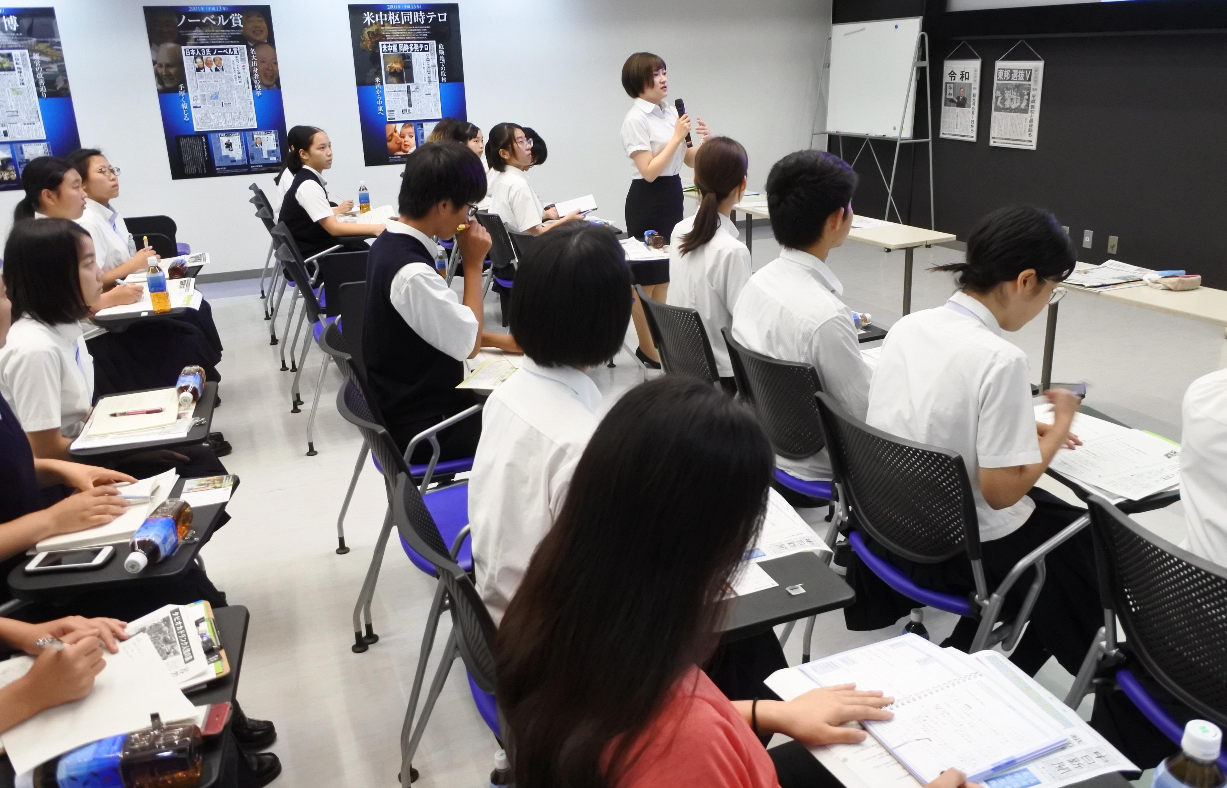 質問する森川明香さん(外国語学部3年)