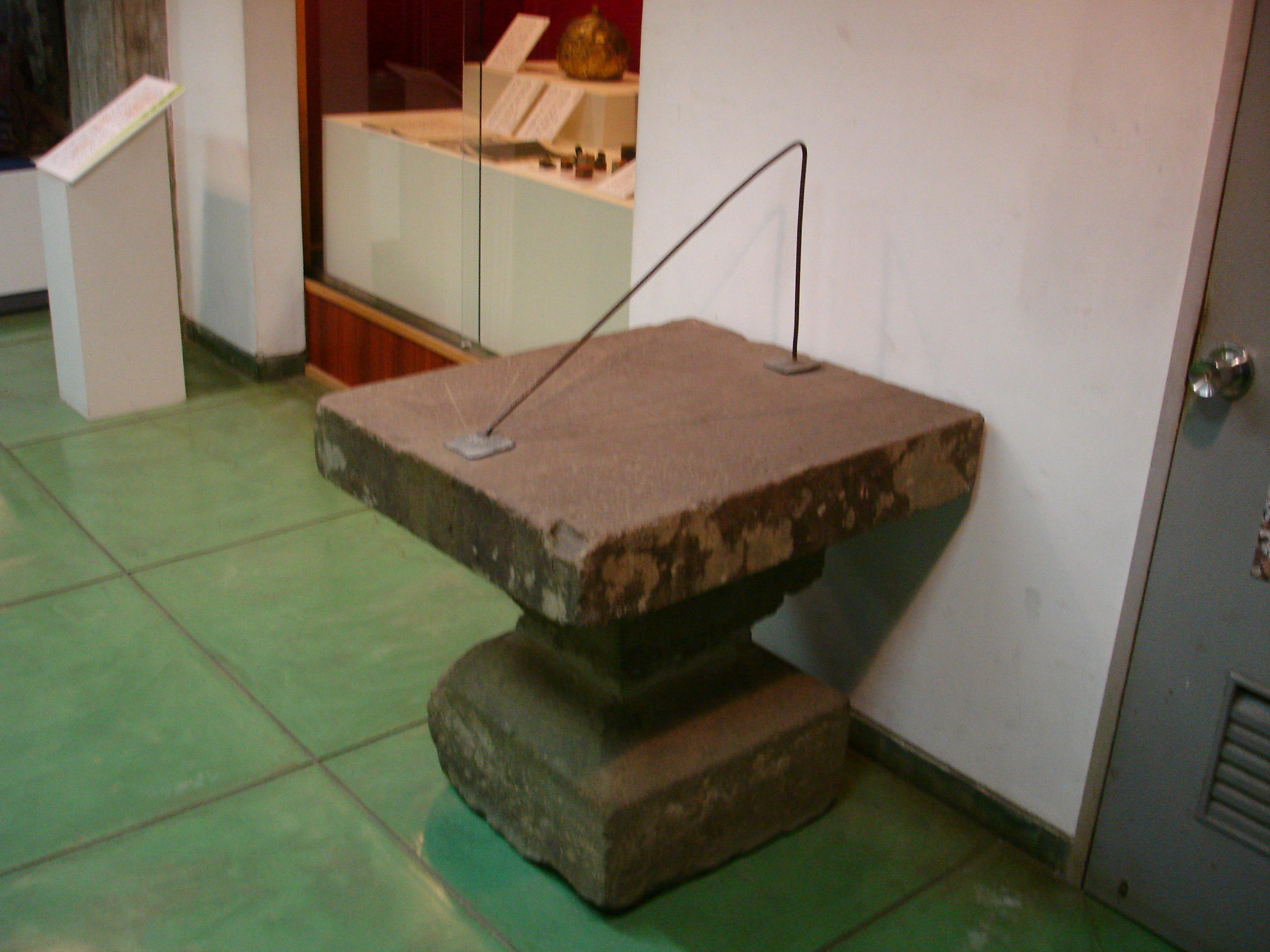 宮城県塩釜市の鹽竈神社・博物館にある日本最古、林子平の日時計