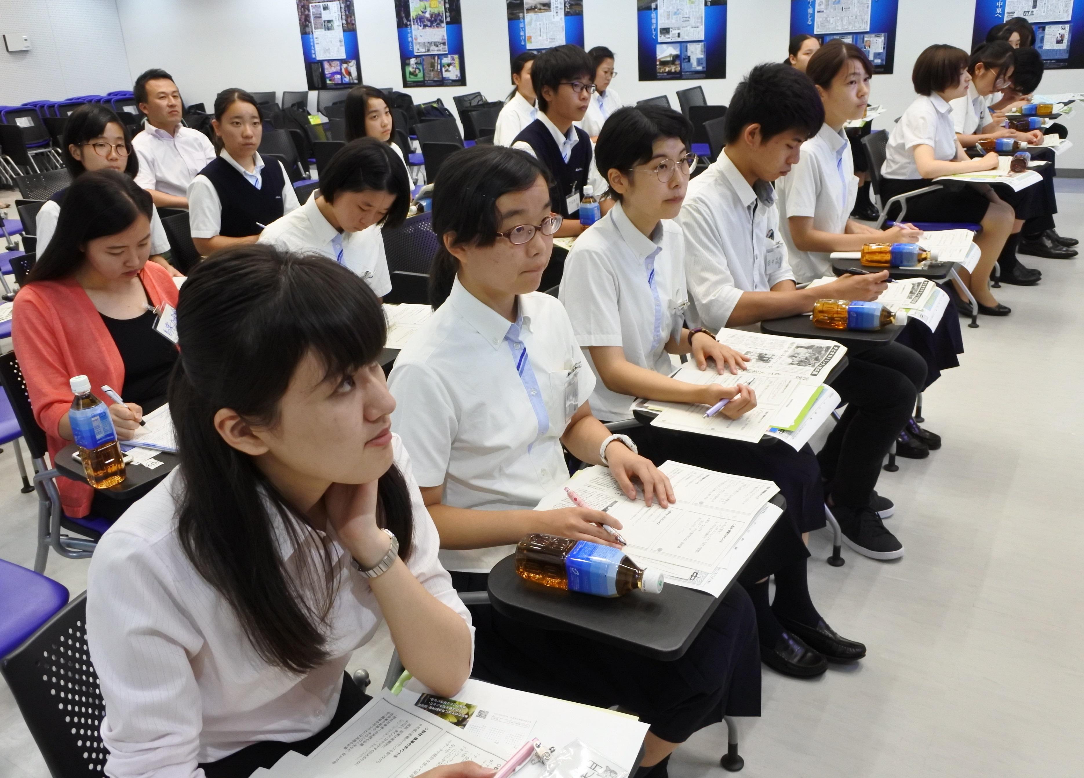 中日新聞社で井本記者の講演を聞く学生記者たち