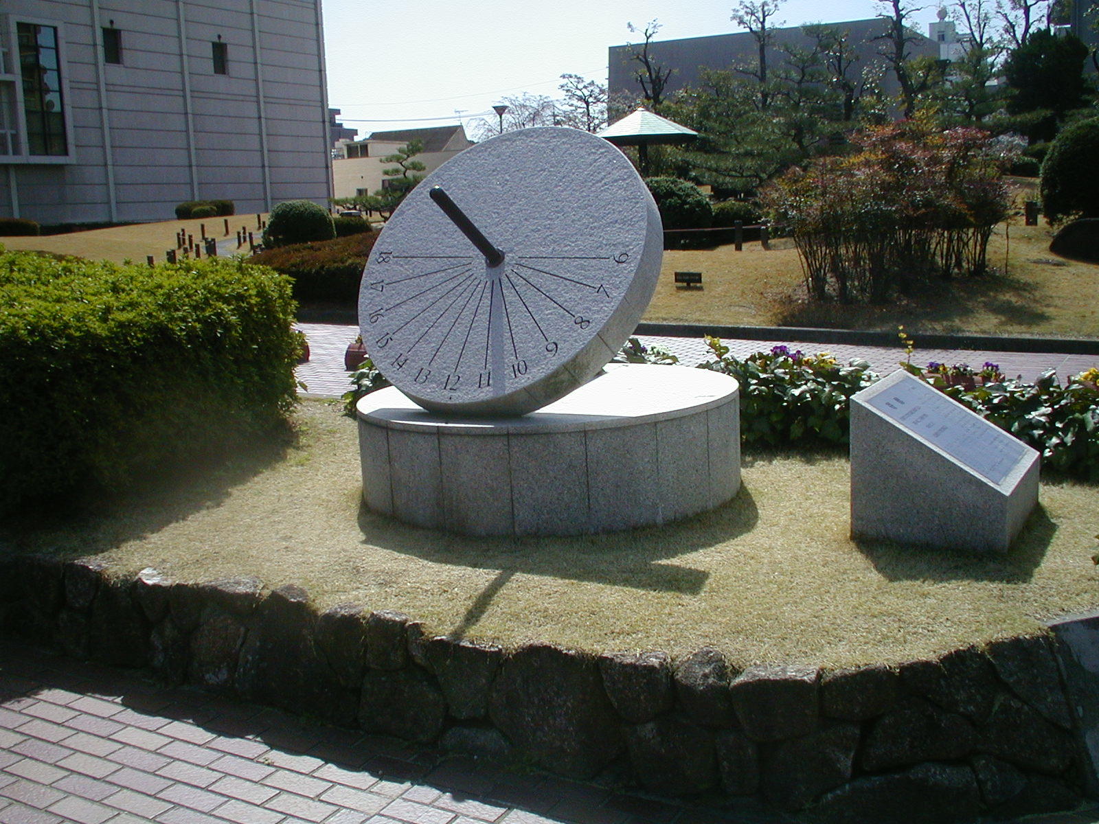 名古屋市瑞穂区の名古屋市博物館前庭で